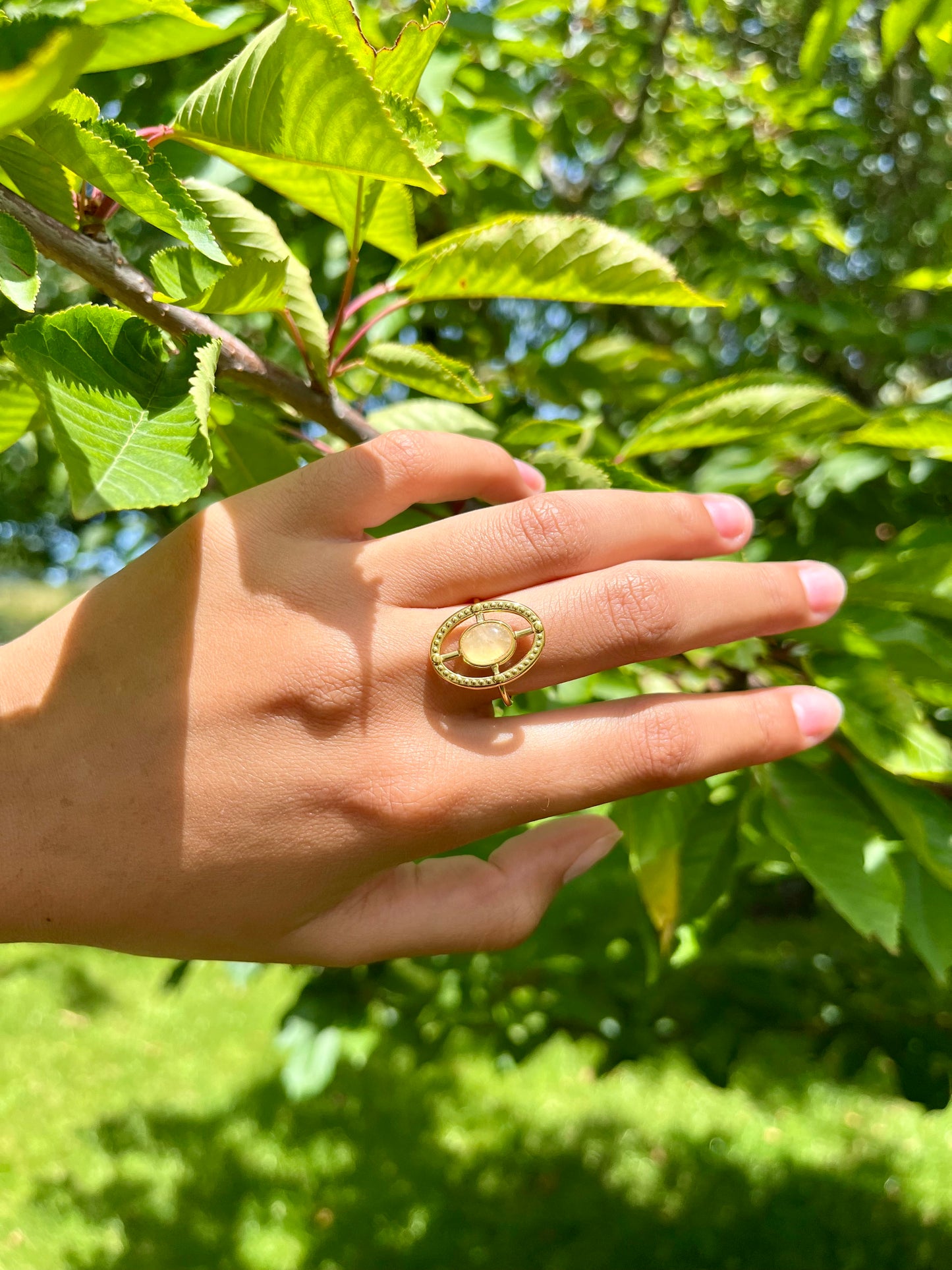 Bague LOUISE, avec pierre de Quartz Rose, portée.
