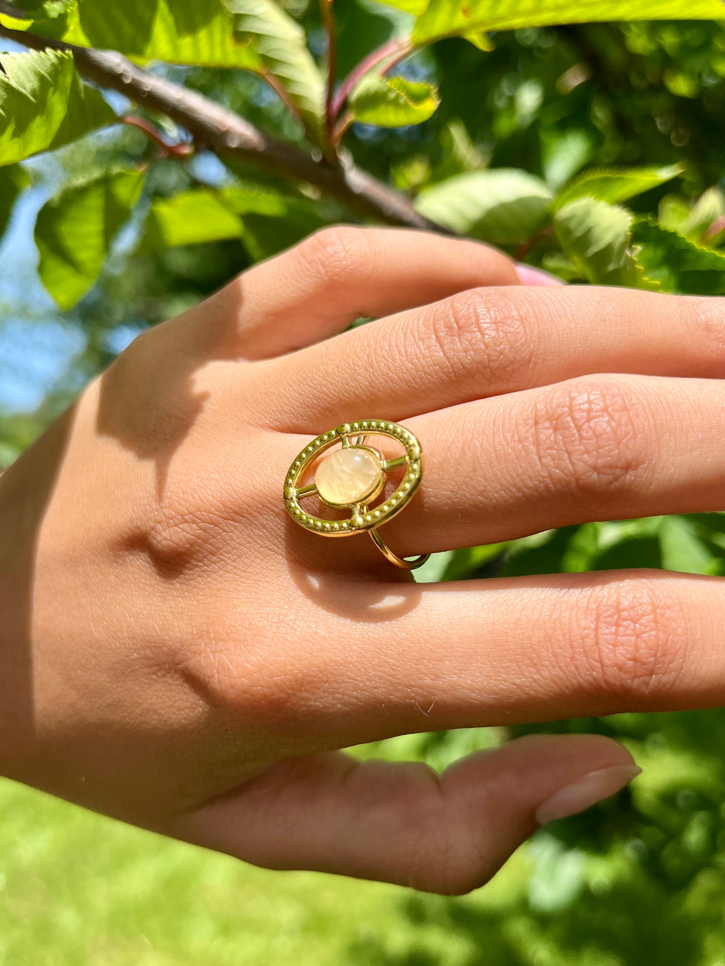 Bague LOUISE, avec pierre de Quartz Rose, portée.