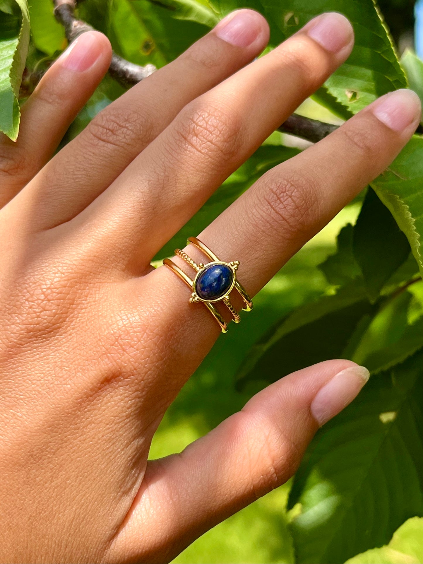 Bague LOUISON, avec pierre de Lapis Lazuli, portée.