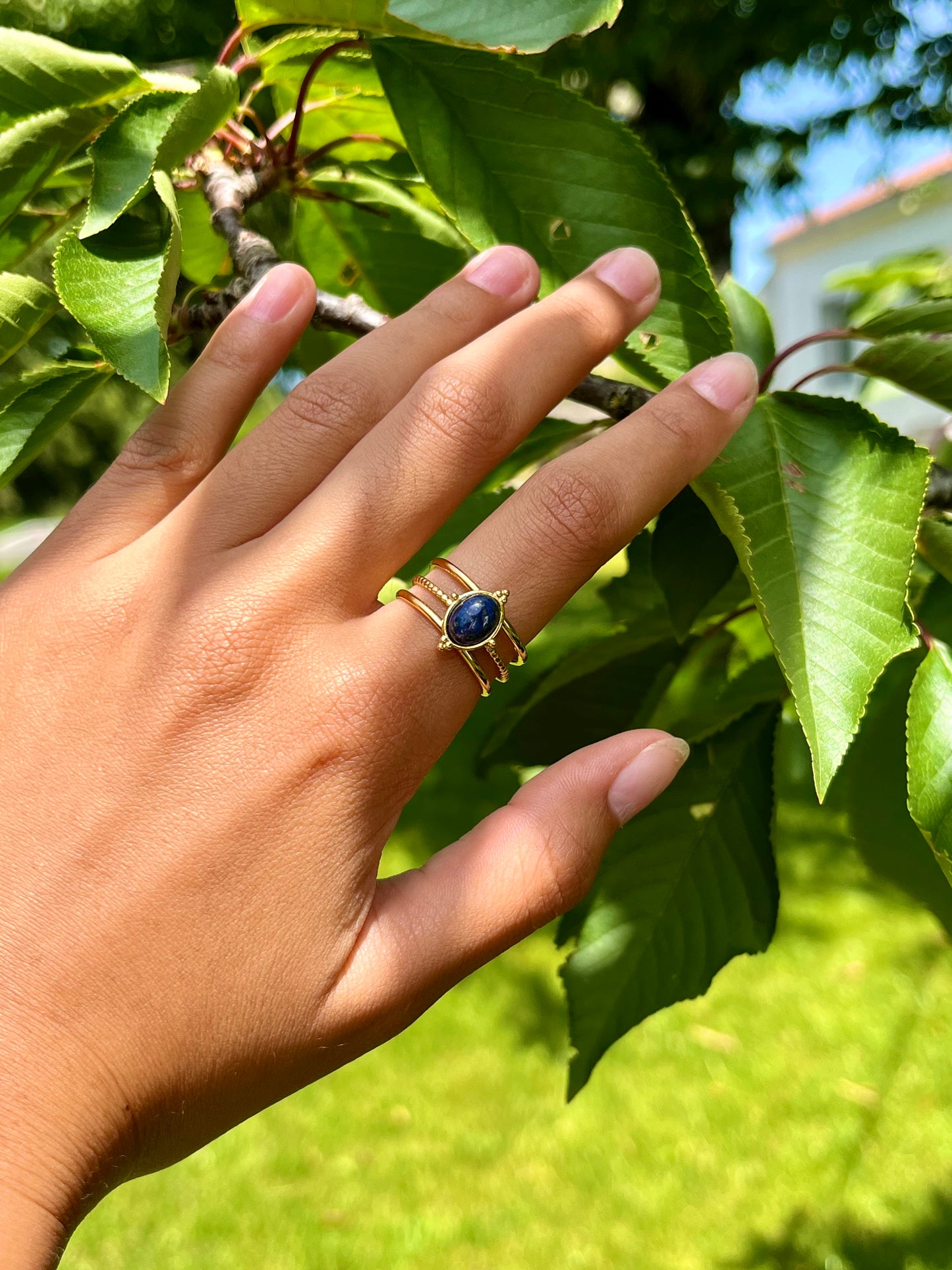 Bague LOUISON, avec pierre de Lapis Lazuli, portée.