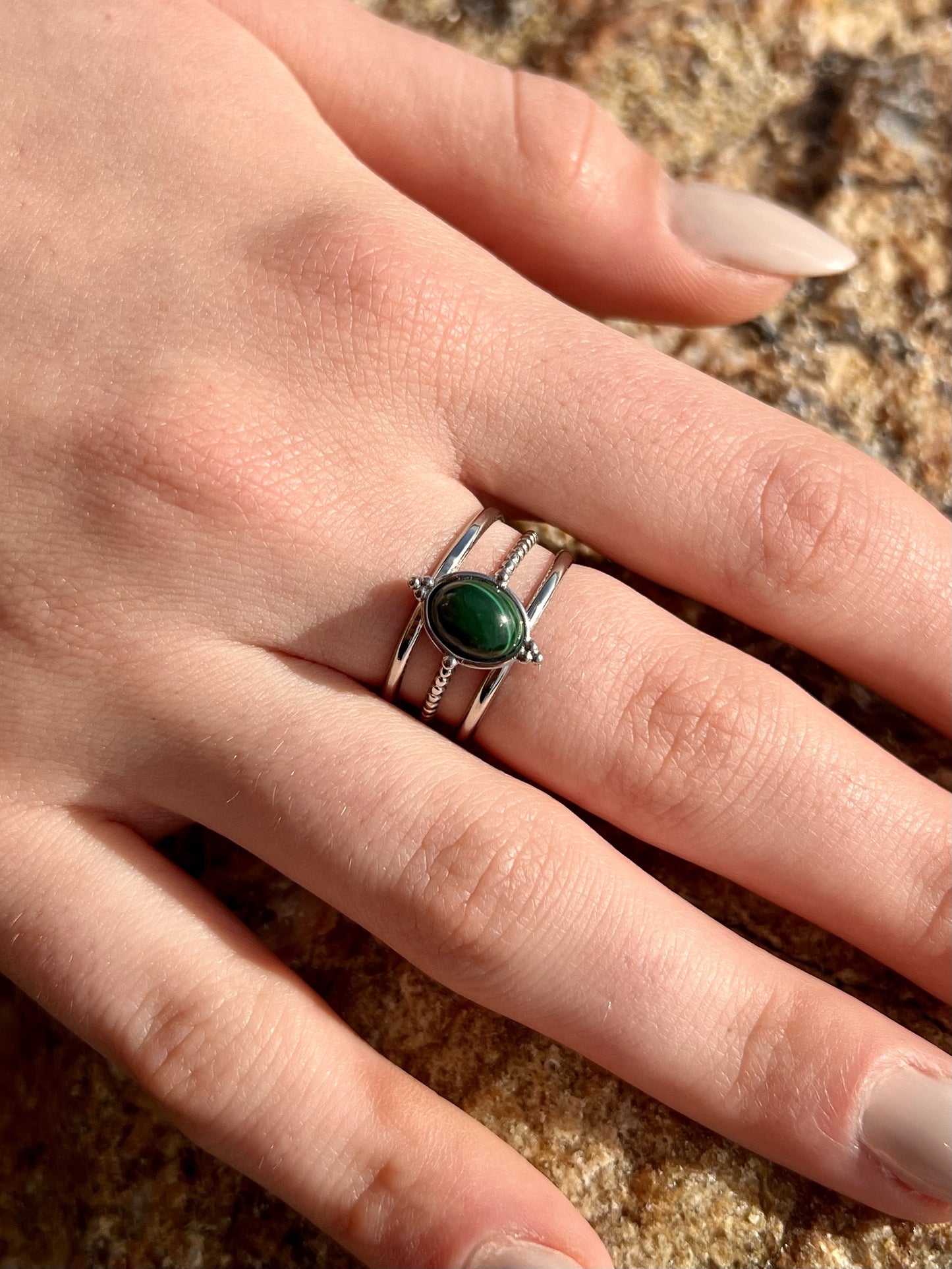Bague LOUISON, avec pierre de Malachite, portée.