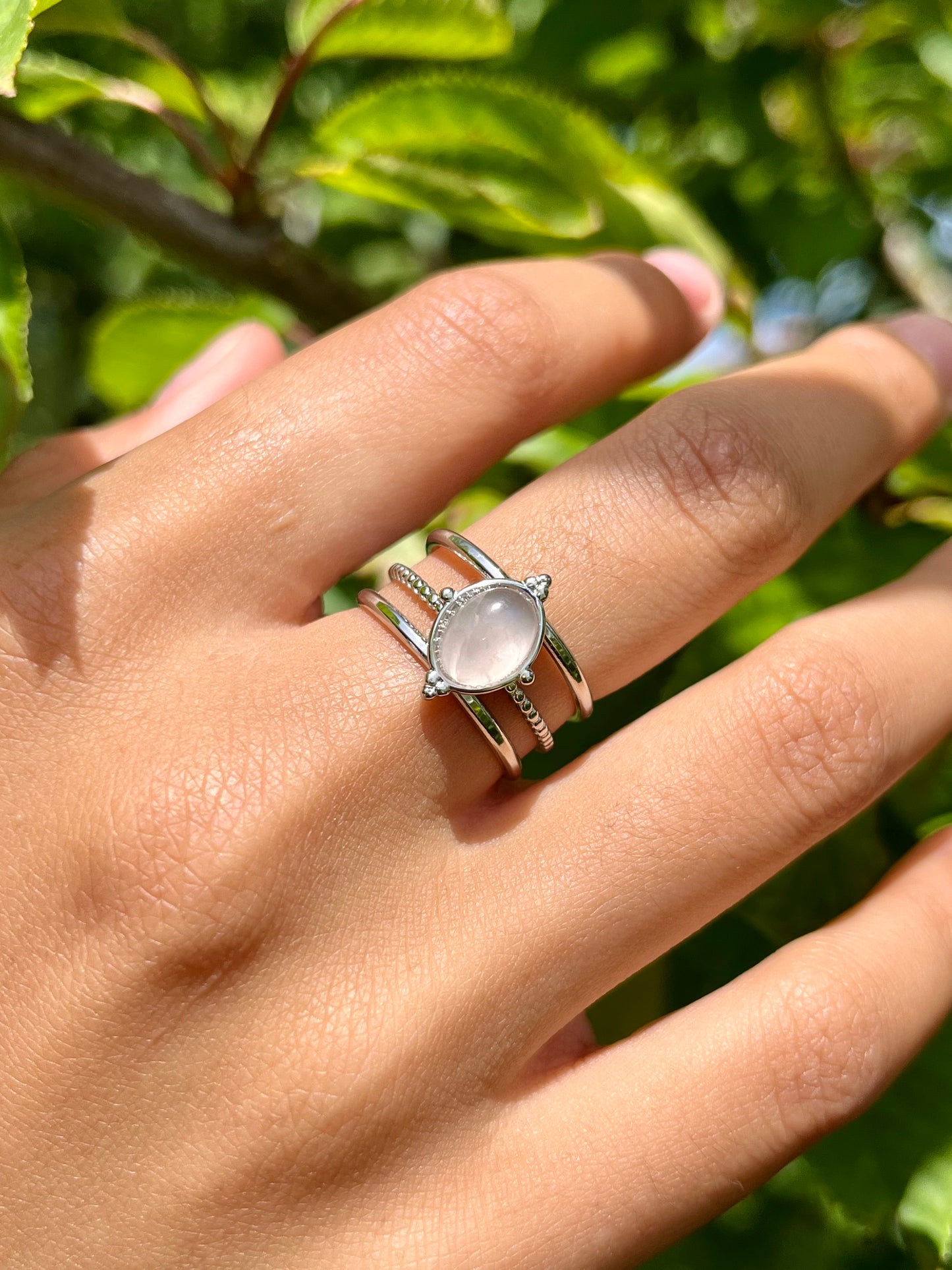 Bague LOUISON, avec pierre de Quartz Rose, portée.