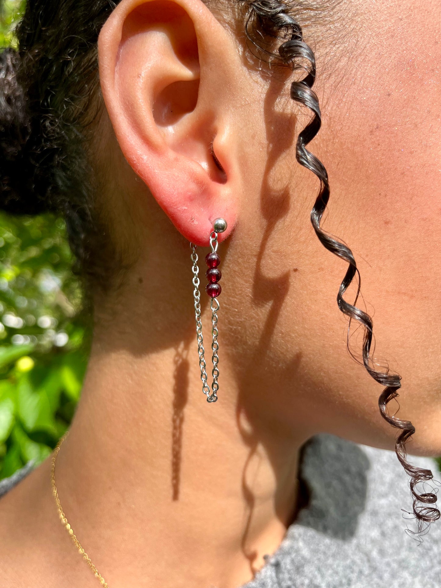 Boucles d'oreille MALIA, de couleur argent, portées.