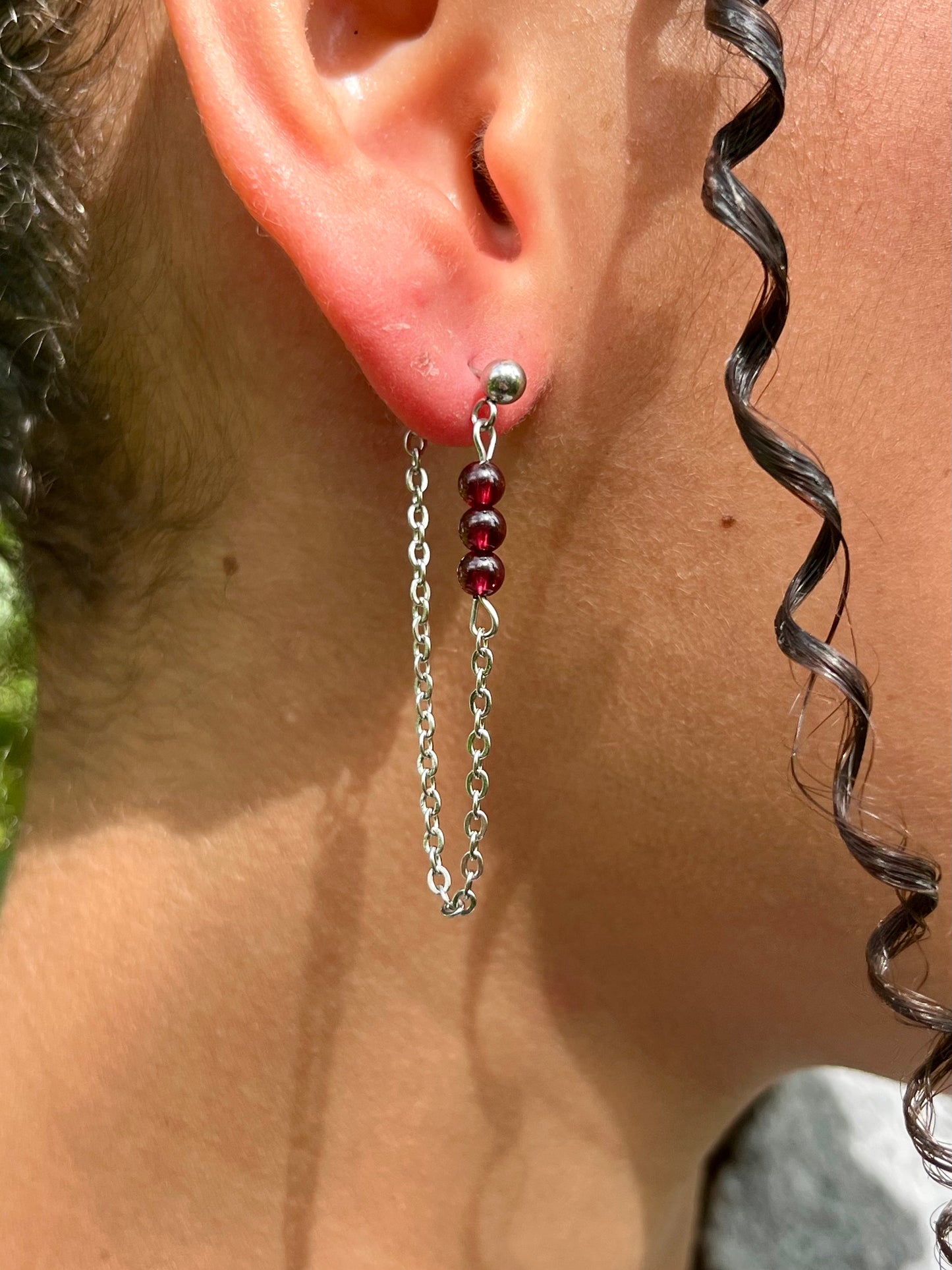 Boucles d'oreille MALIA, de couleur argent, portées.
