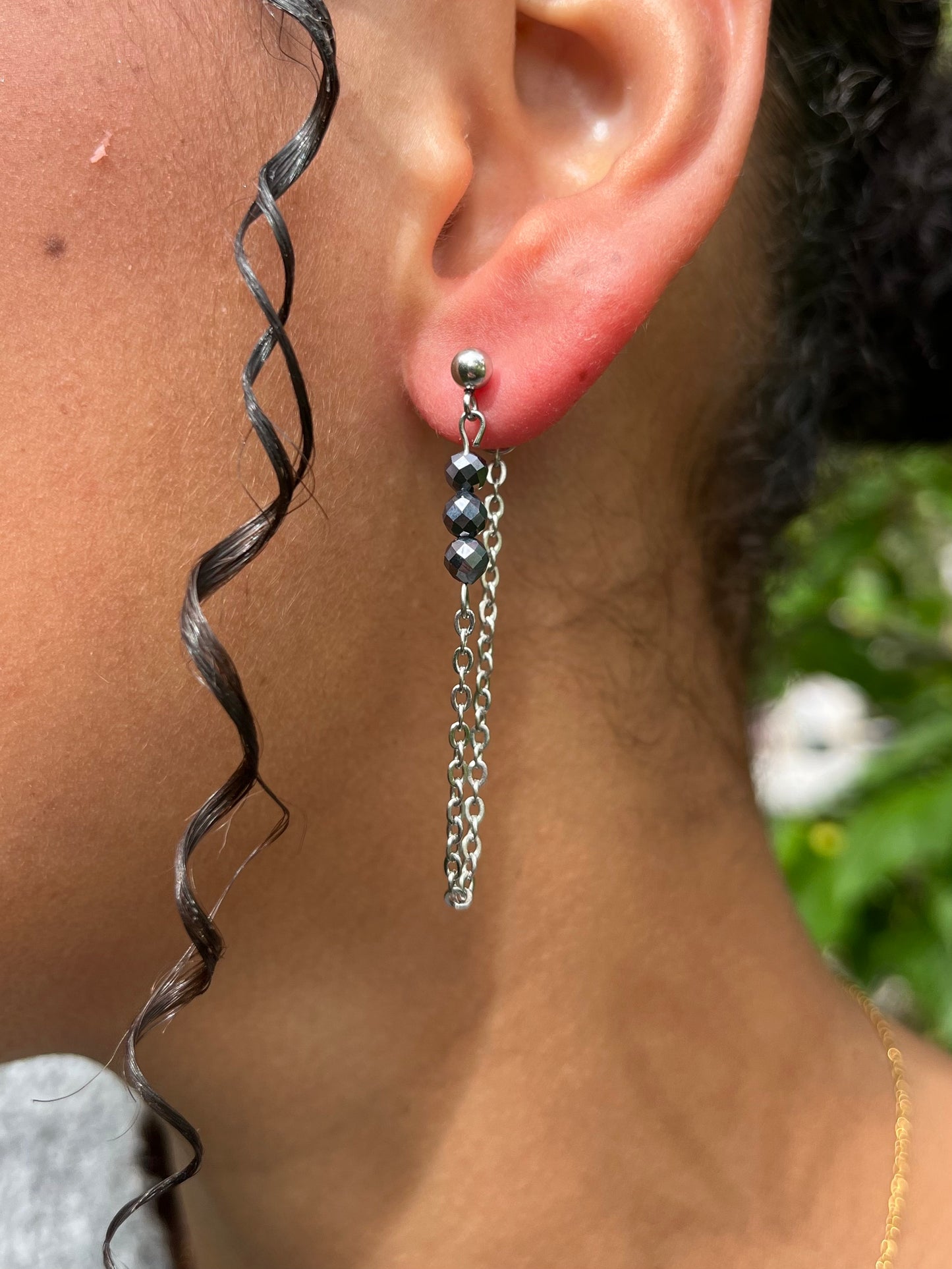 Boucles d'oreille MALIA, de couleur argent avec pierre de Térahertz, portées.