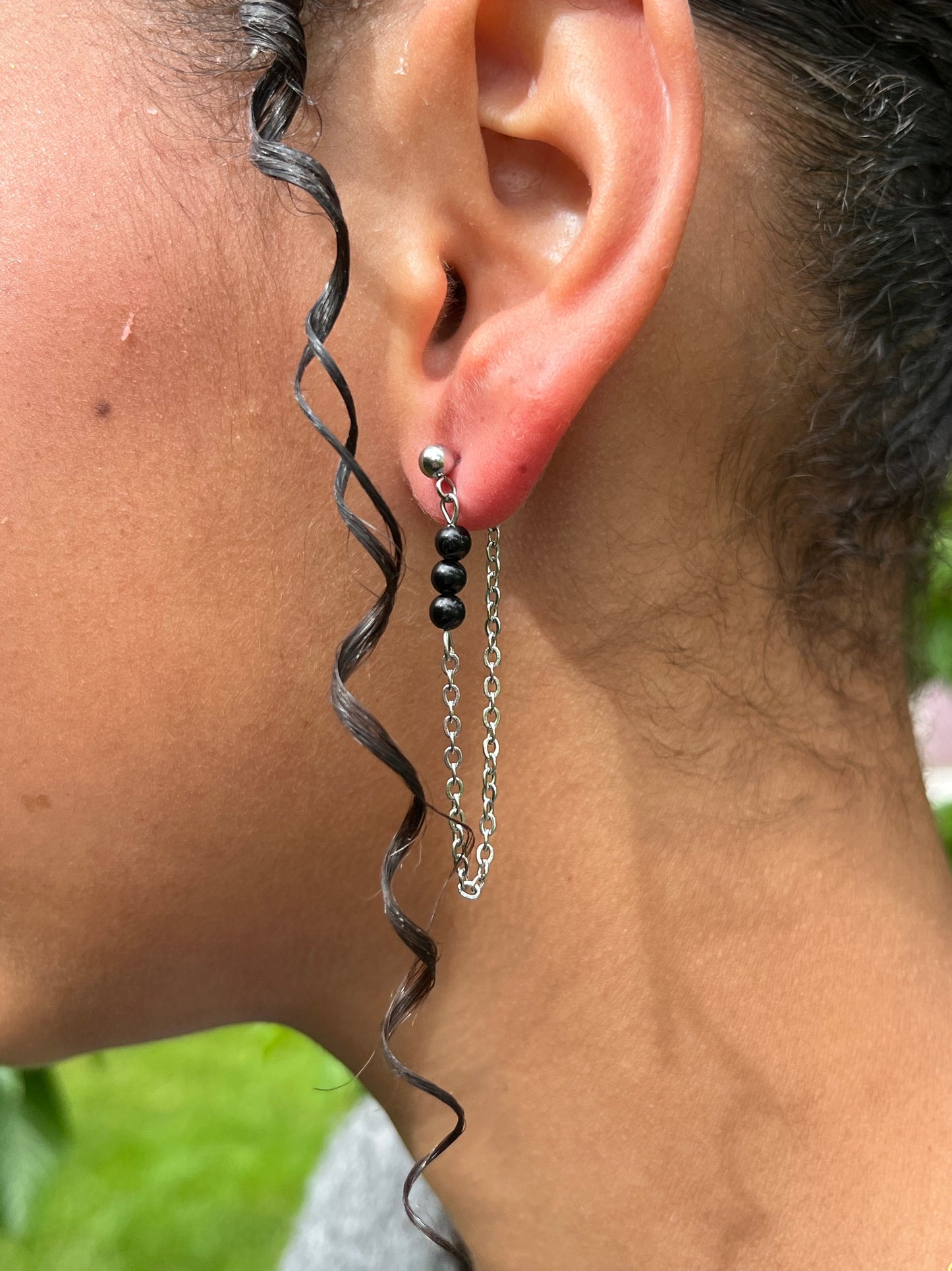 Boucles d'oreille MALIA, de couleur argent avec pierres de Tourmaline Noire, portées.
