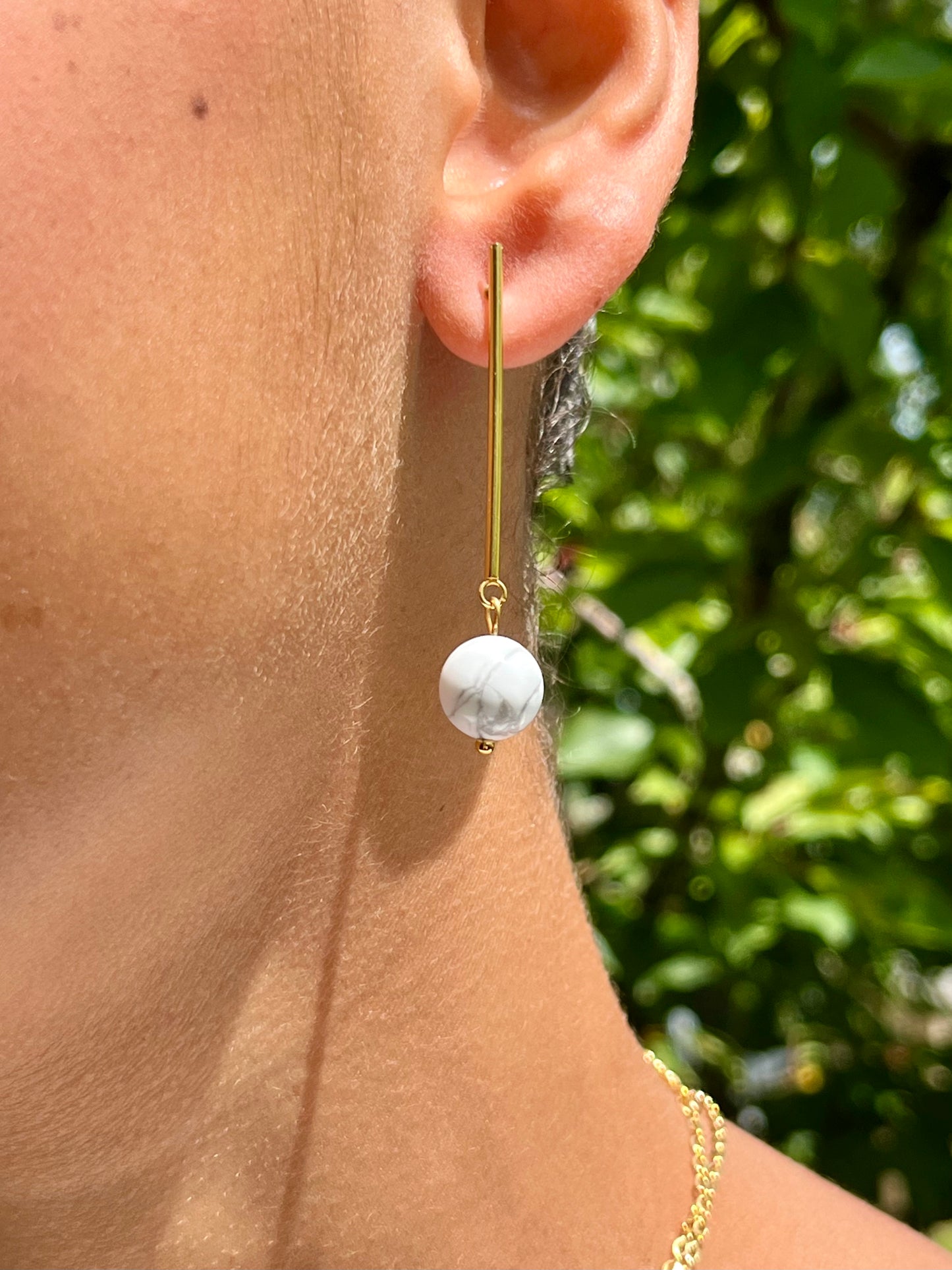 Boucles d'oreille MANON, avec pierre de Howlite, portées. Trésors de Cailloux