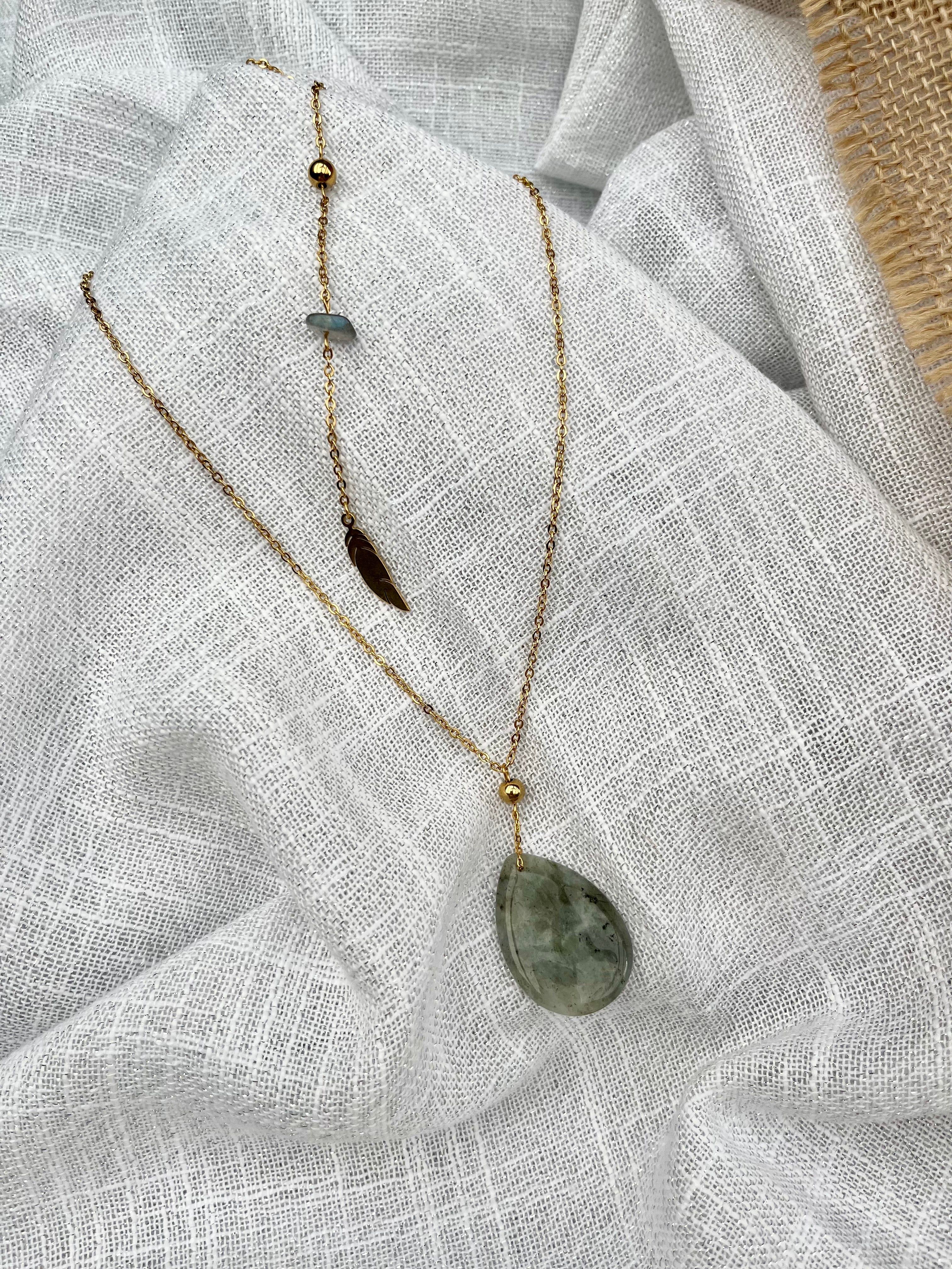 Collier NALIA, avec pierre de Labradorite, exposé sur un fond en lin.