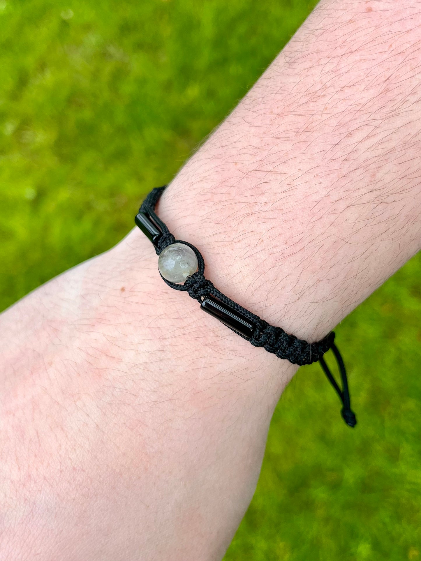 Bracelet NOAH, avec pierre de Labradorite et d'Agate, porté.