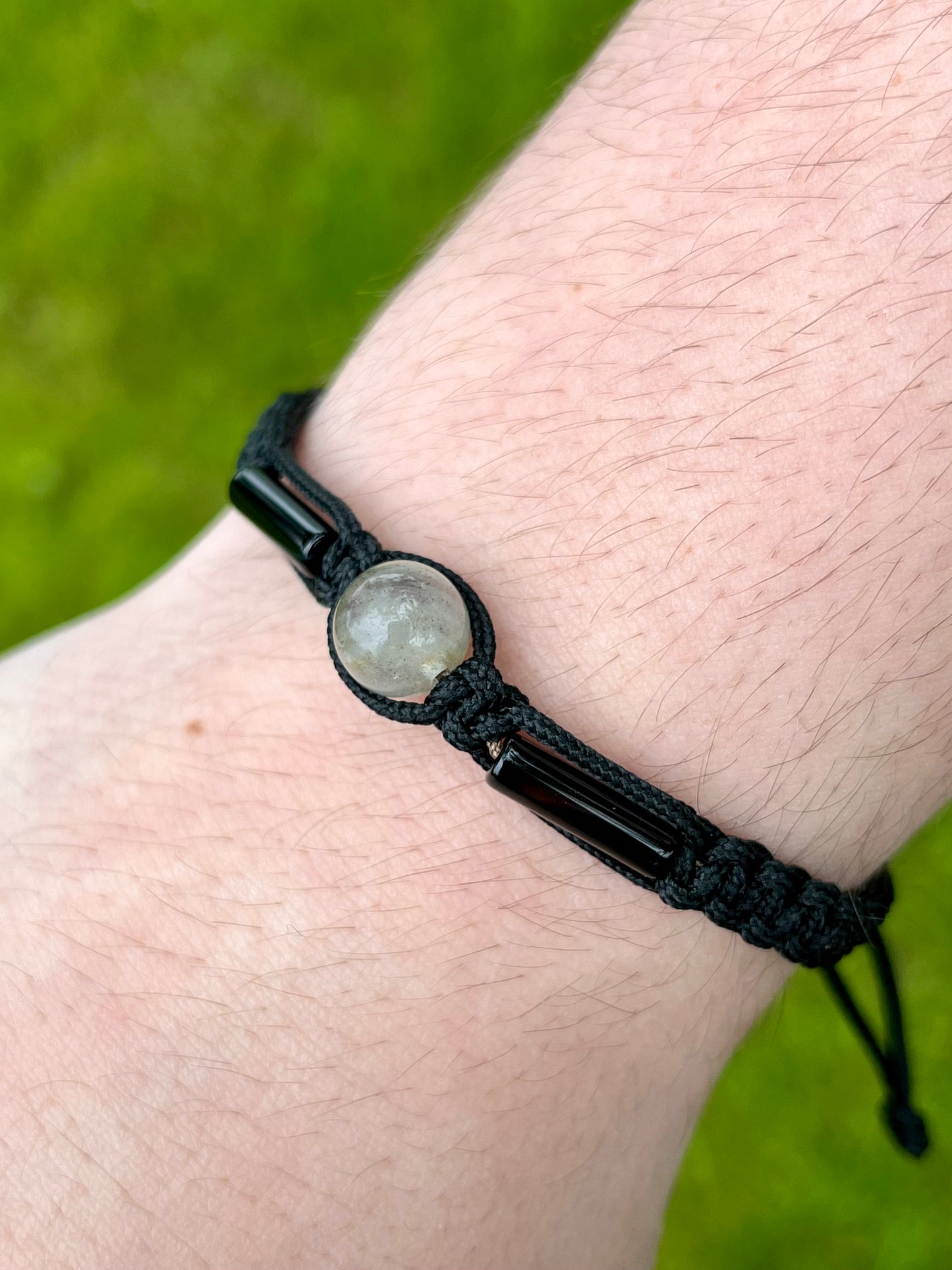 Bracelet NOAH, avec pierre de Labradorite et d'Agate, porté.