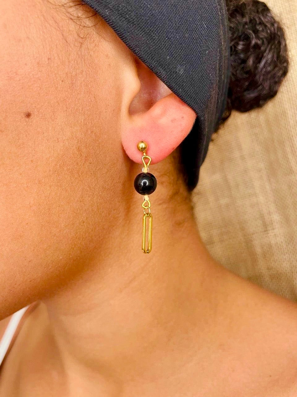 Boucles d'oreille NOËLA, avec pierre d'Agate, portées.
