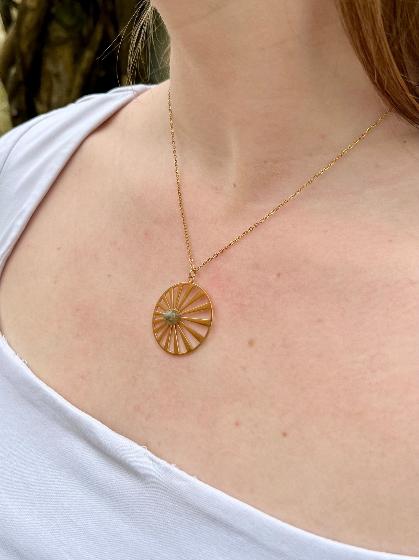 Collier SANA, de couleur dorée avec pierre de Labradorite, porté.