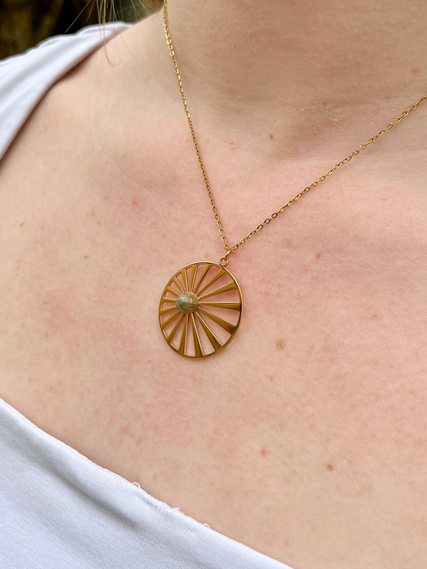 Collier SANA, de couleur dorée avec pierre de Labradorite, porté.