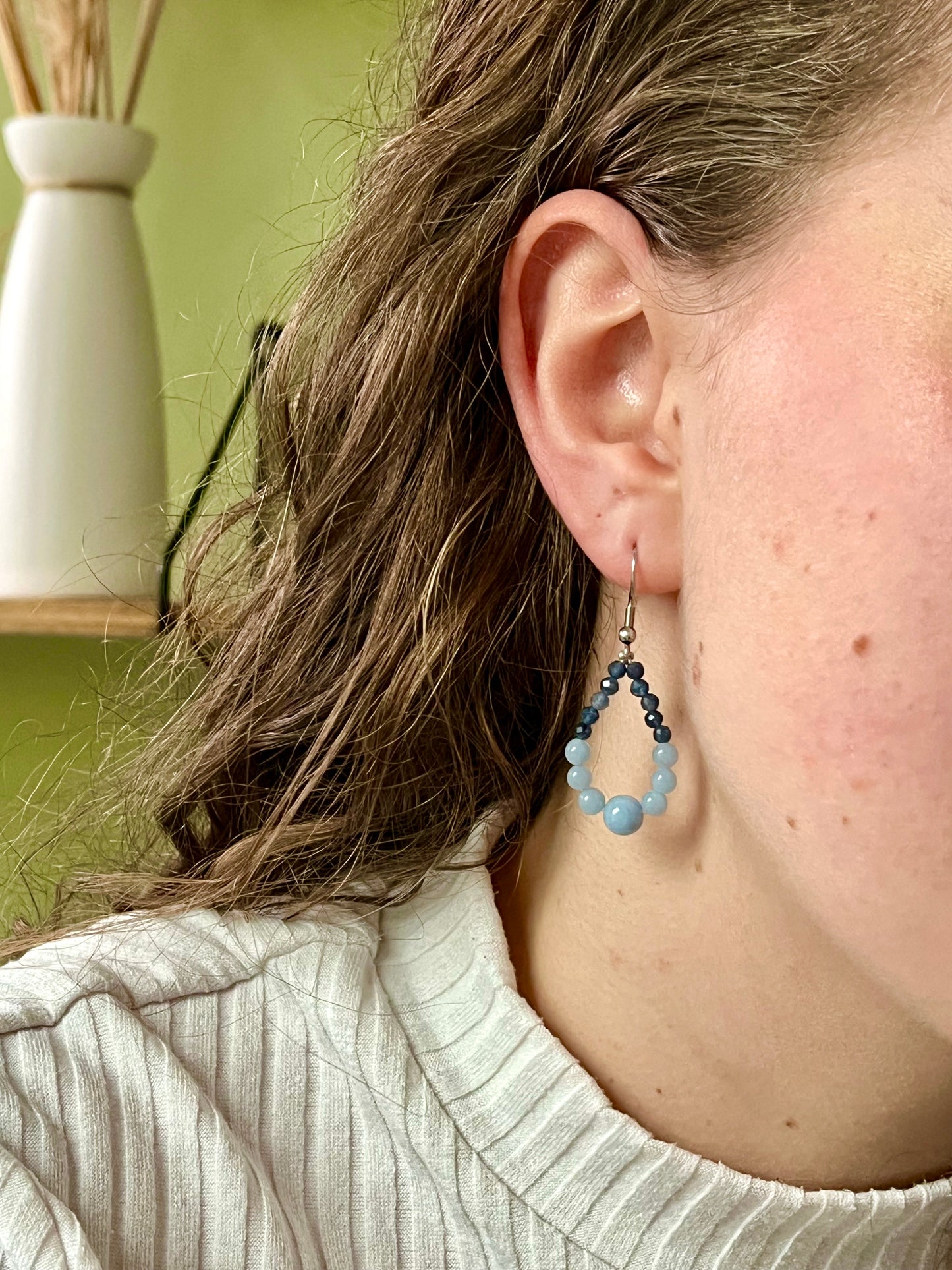 Boucles d'oreille SIMONA, avec pierres d'Angélite et de Saphir, portées.