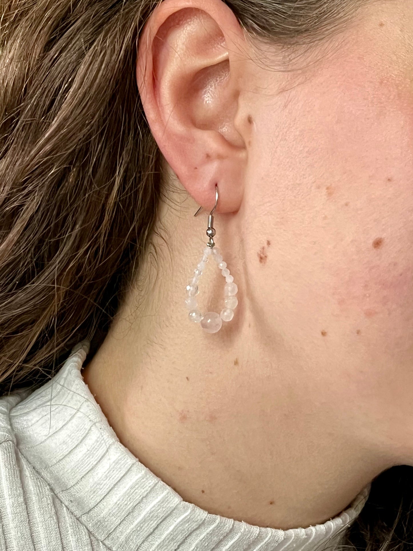 Boucles d'oreille SIMONA, avec pierres de Quartz Rose, portées.