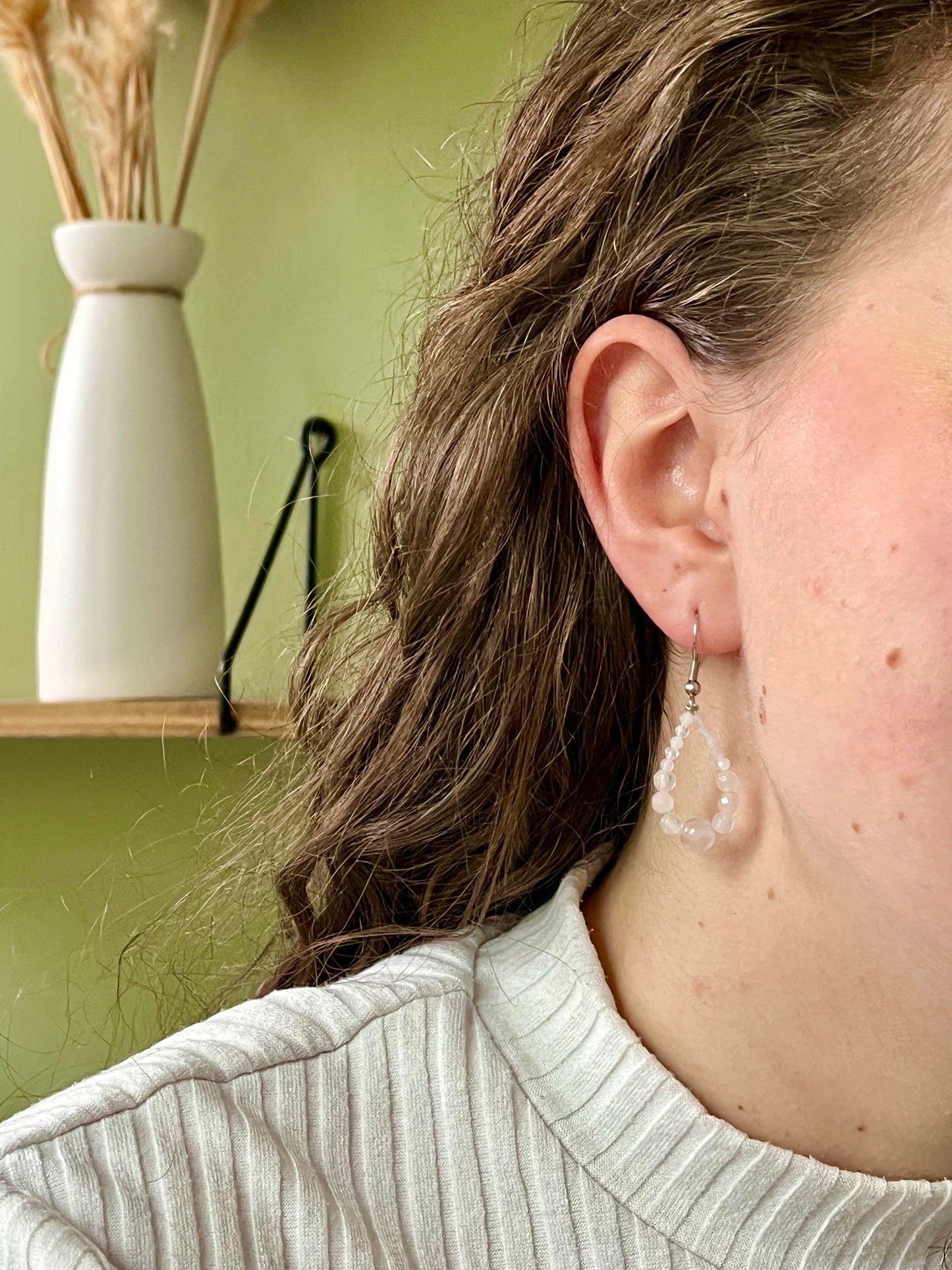 Boucles d'oreille SIMONA, avec pierres de Quartz Rose, portées.
