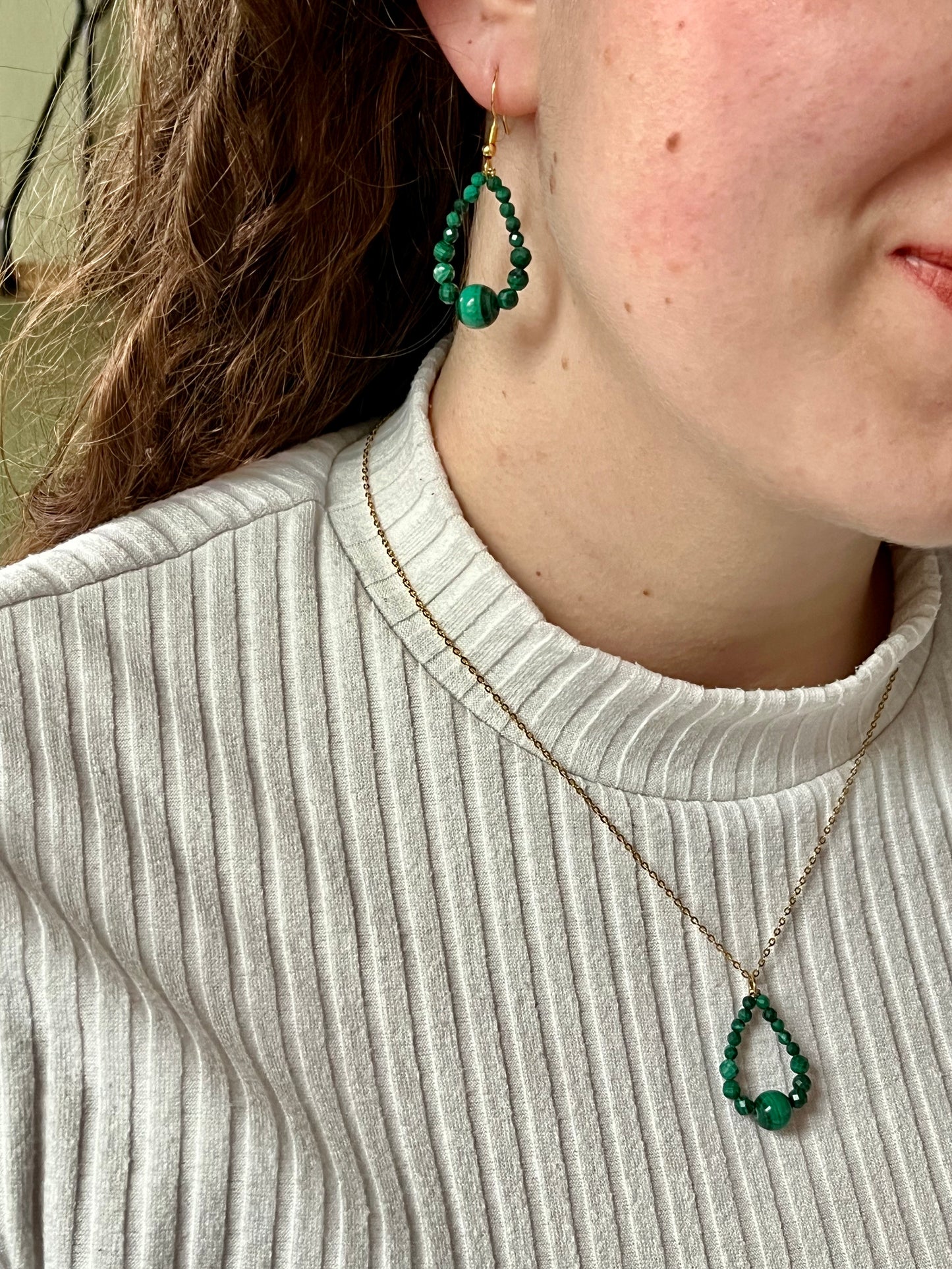 Collier SIMONA, avec pierres de Malachite, porté avec les boucles d'oreille SIMONA.
