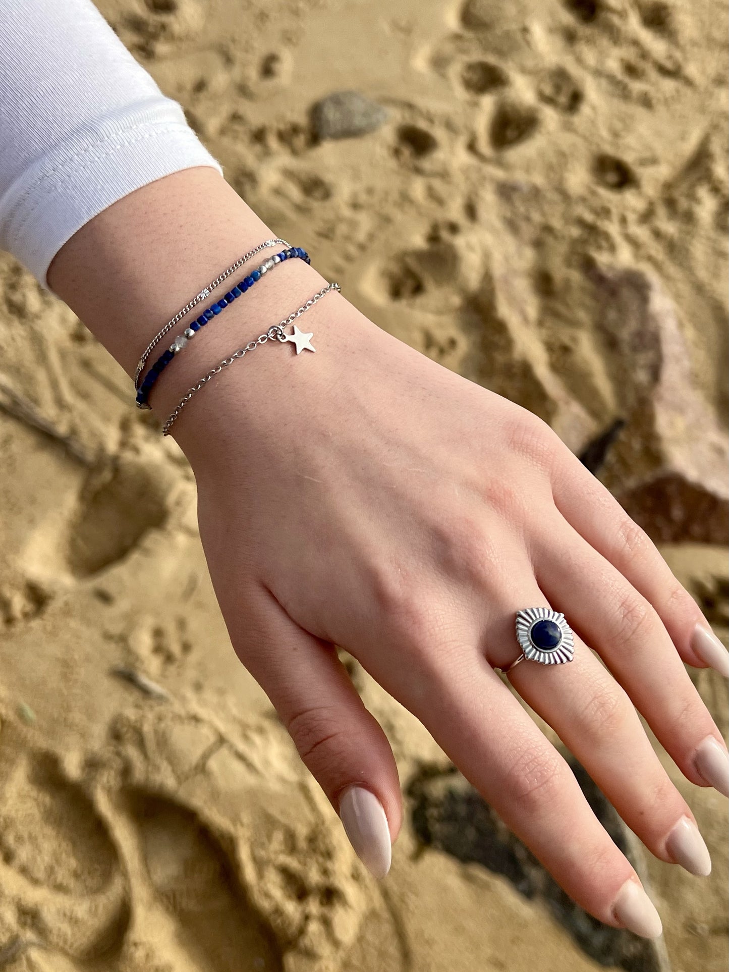 Bracelet STELLA et bague, avec pierre de Lapis-Lazuli et Labradorite, portés sur une main de femme.