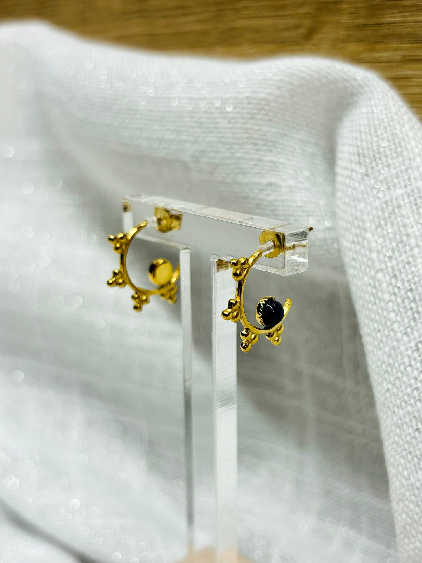 Boucles d'Oreille VICTORIA, avec pierre de Lapis-Lazuli, exposé devant un fond en lin.