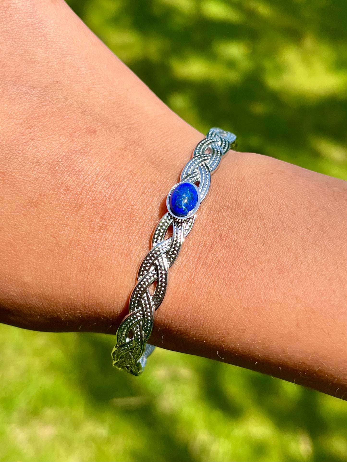 Bracelet YASMINE, avec pierre de Lapis-Lazuli, porté.