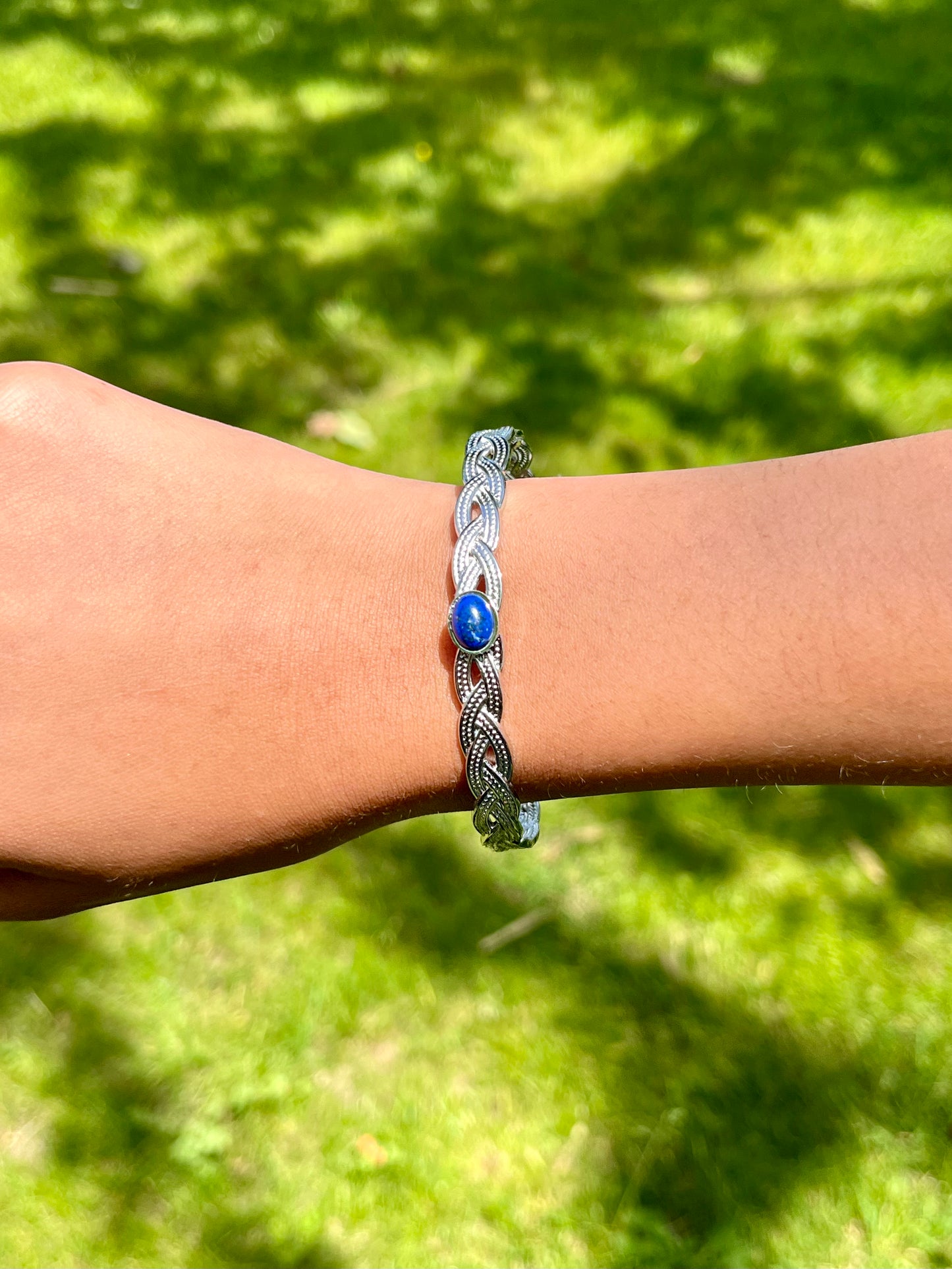 Bracelet YASMINE, avec pierre de Lapis-Lazuli, porté.