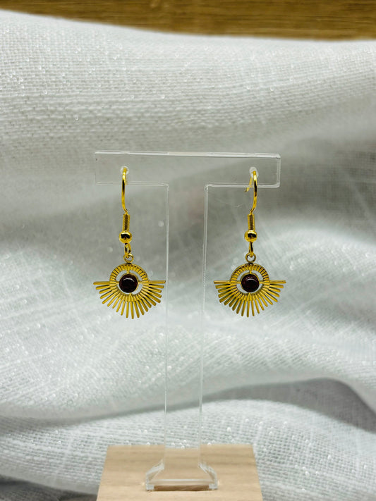 Boucles d'oreille ALLY, avec pierre de Grenat, exposées sur un fond en lin.