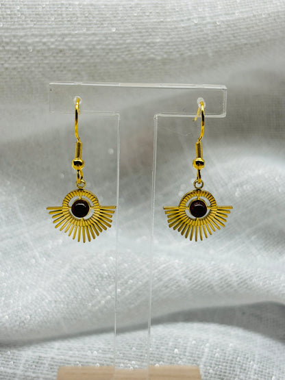 Boucles d'oreille ALLY, avec pierre de Grenat, exposées sur un fond en lin.