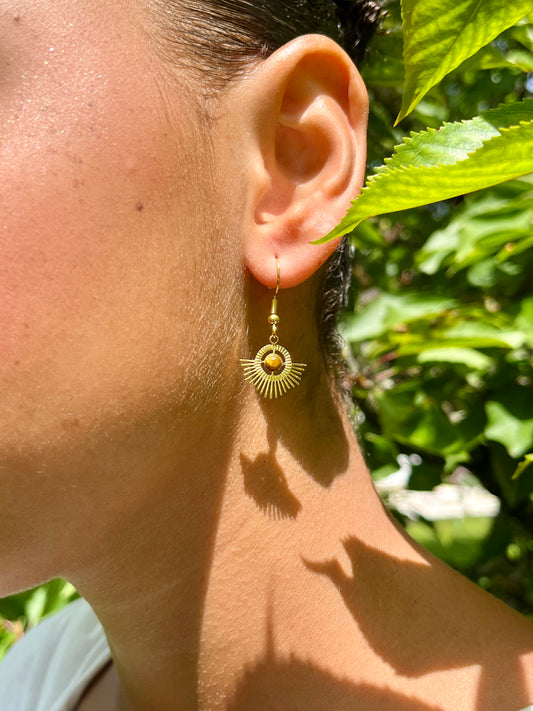 Boucles d'oreille ALLY, avec pierre d'Oeil de Tigre, portées.