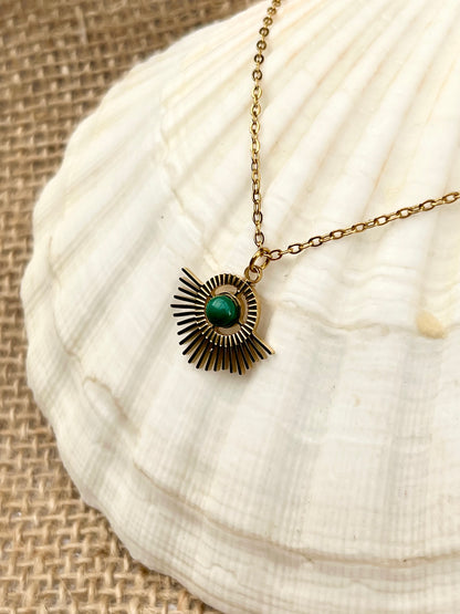 Collier ALLY, avec pierre de Malachite, exposé sur un coquillage.