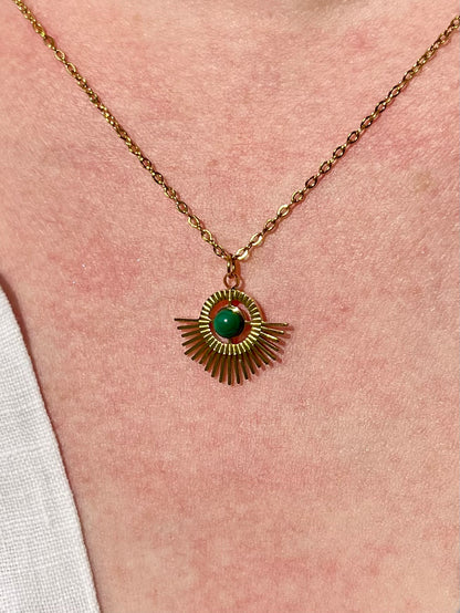 Collier ALLY, avec pierre de Malachite, porté.