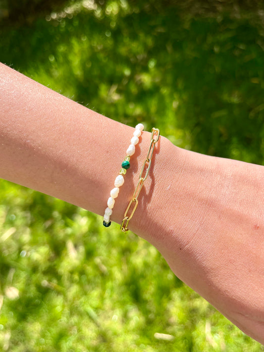Bracelet ARIANA, avec pierre de Malachite, de Péridot et Perles de Culture, porté sur un poignet de femme.