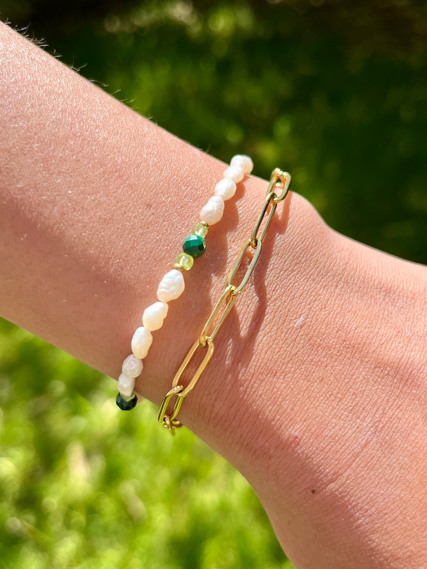 Bracelet ARIANA, avec pierre de Malachite, de Péridot et Perles de Culture, porté sur un poignet de femme.
