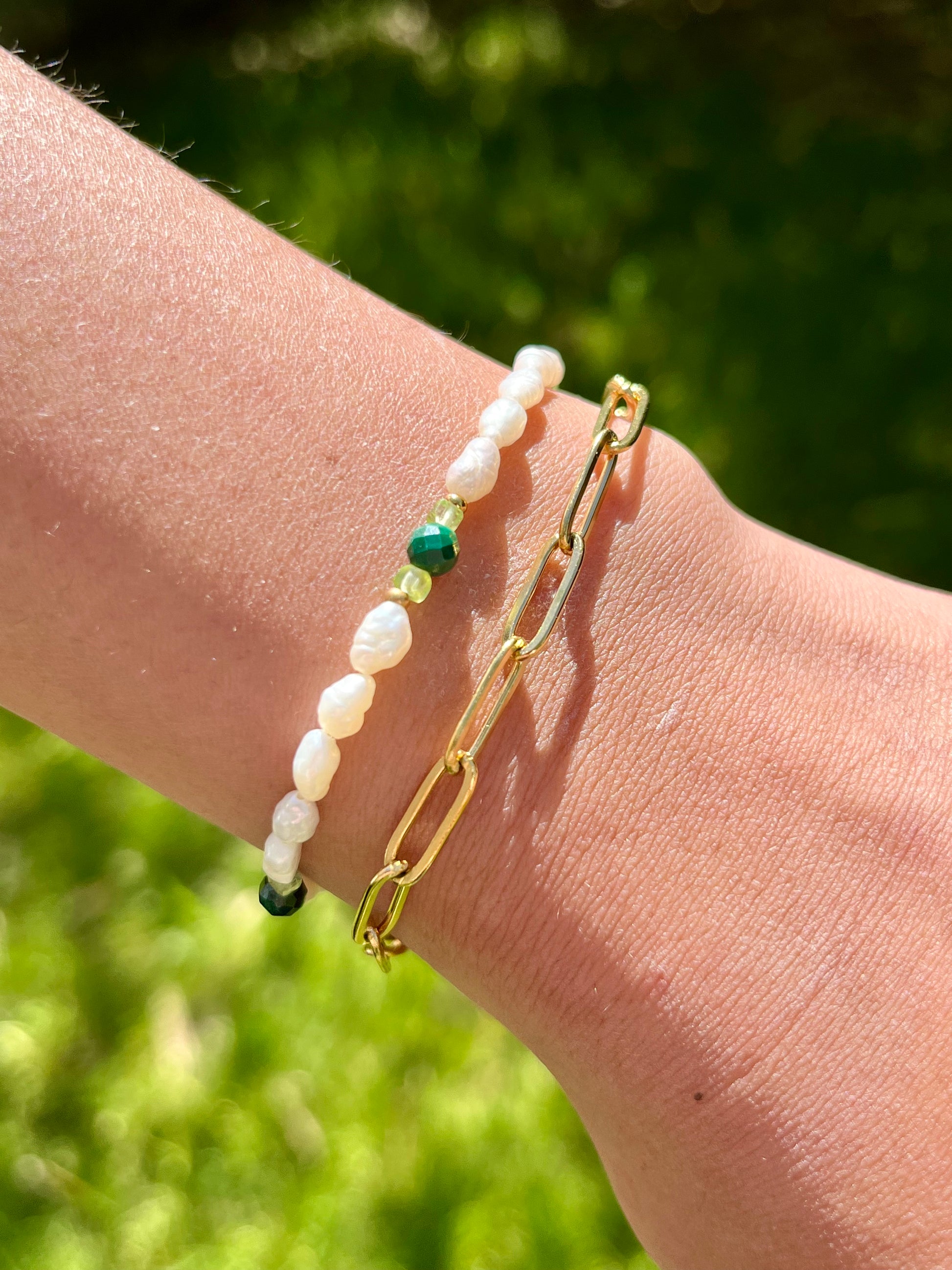 Bracelet ARIANA, avec pierre de Malachite, de Péridot et Perles de Culture, porté sur un poignet de femme.