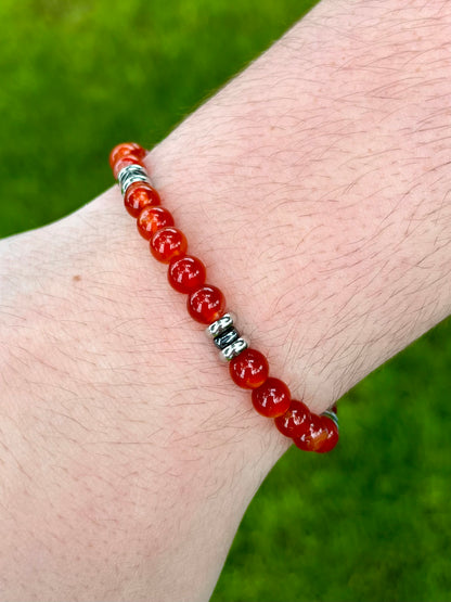 Bracelet CAMILLE, avec pierres de Cornaline et d'Hématite, porté.