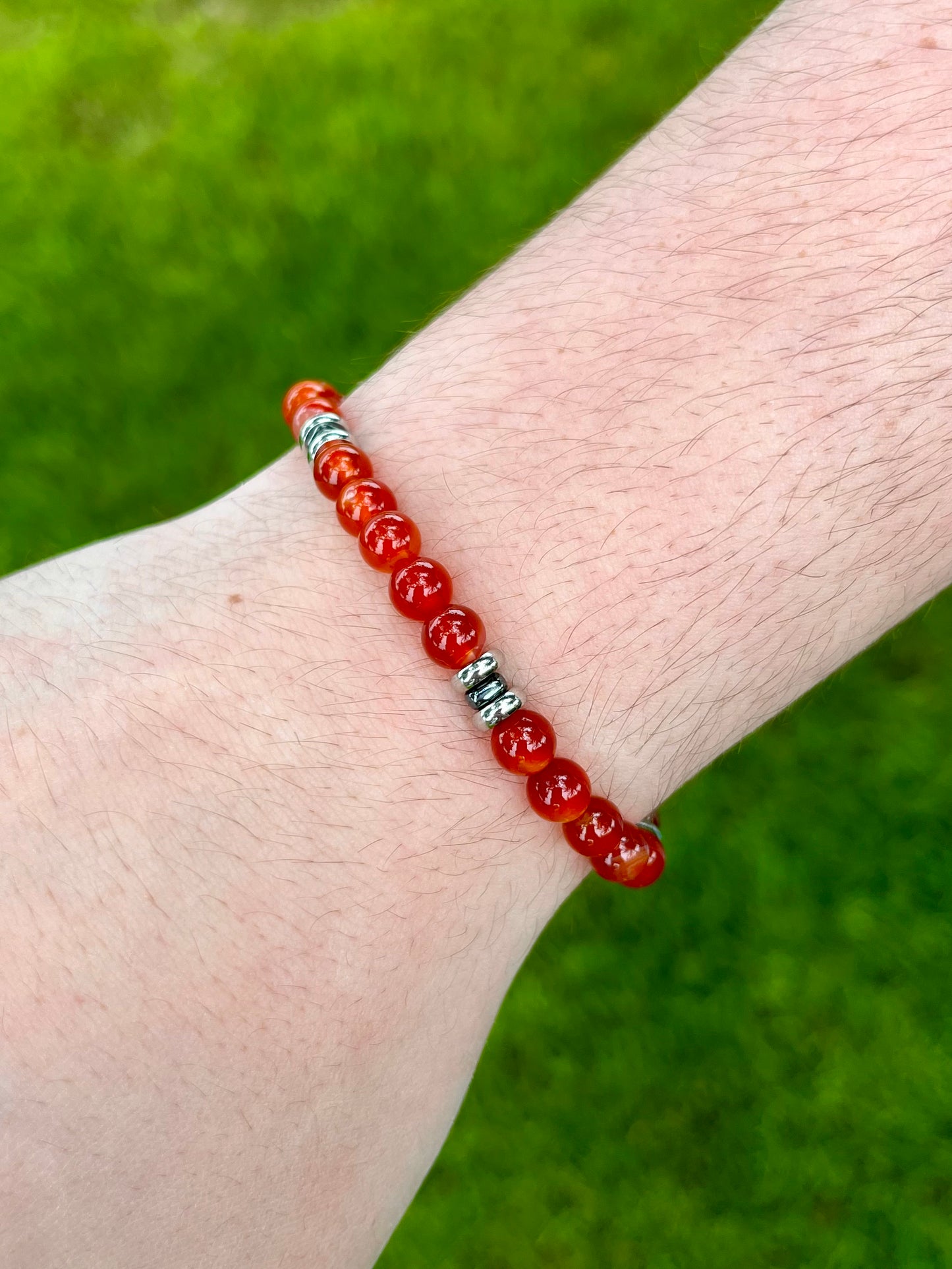 Bracelet CAMILLE, avec pierres de Cornaline et d'Hématite, porté.