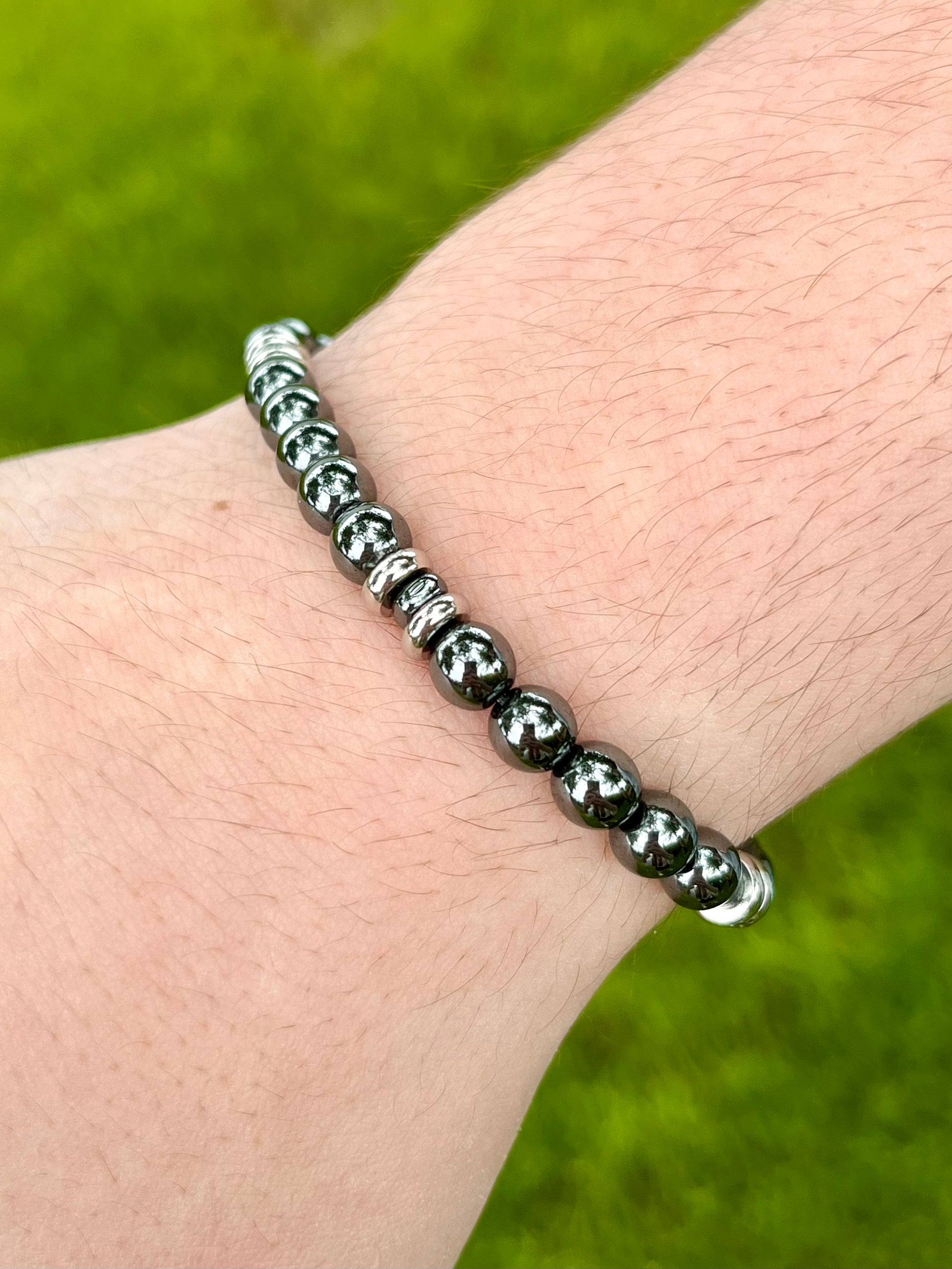 Bracelet CAMILLE, avec pierres d'Hématite, porté.