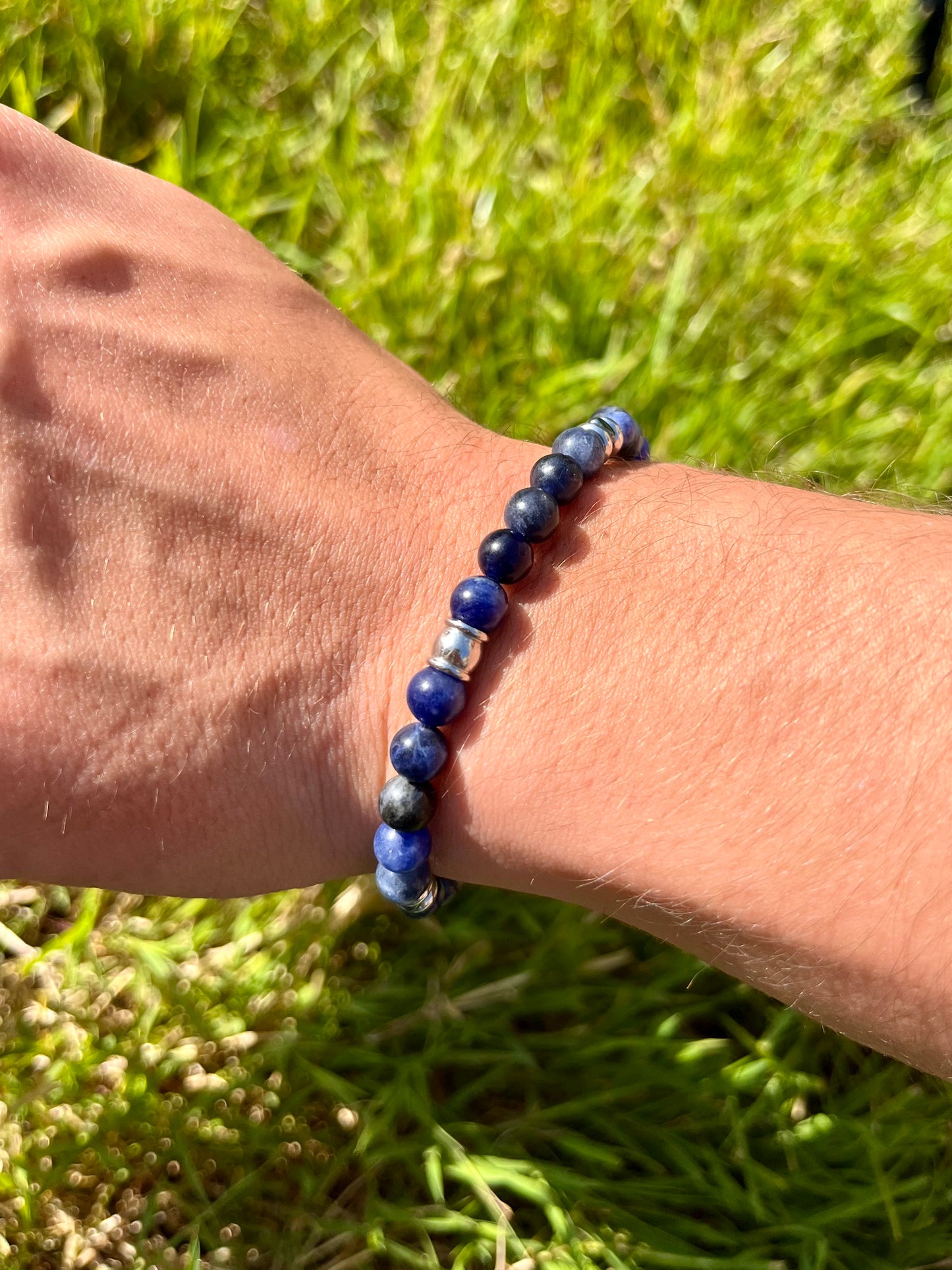 Bracelet CAMILLE, avec pierre de Sodalite et d'Hématite, porté.