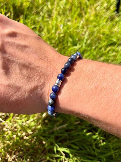 Bracelet CAMILLE, avec pierre de Sodalite et d'Hématite, porté.