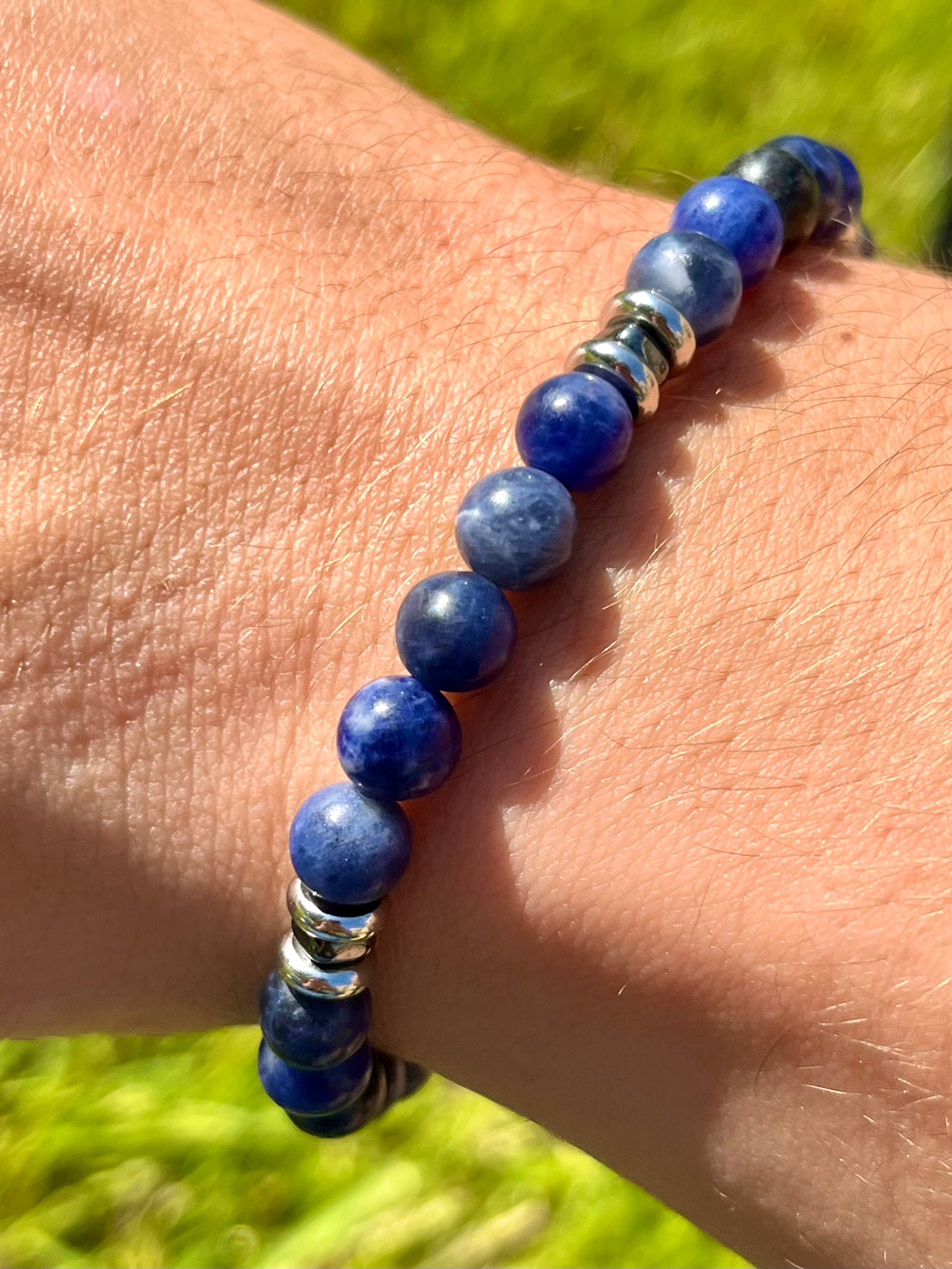 Bracelet CAMILLE, avec pierre de Sodalite et d'Hématite, porté.