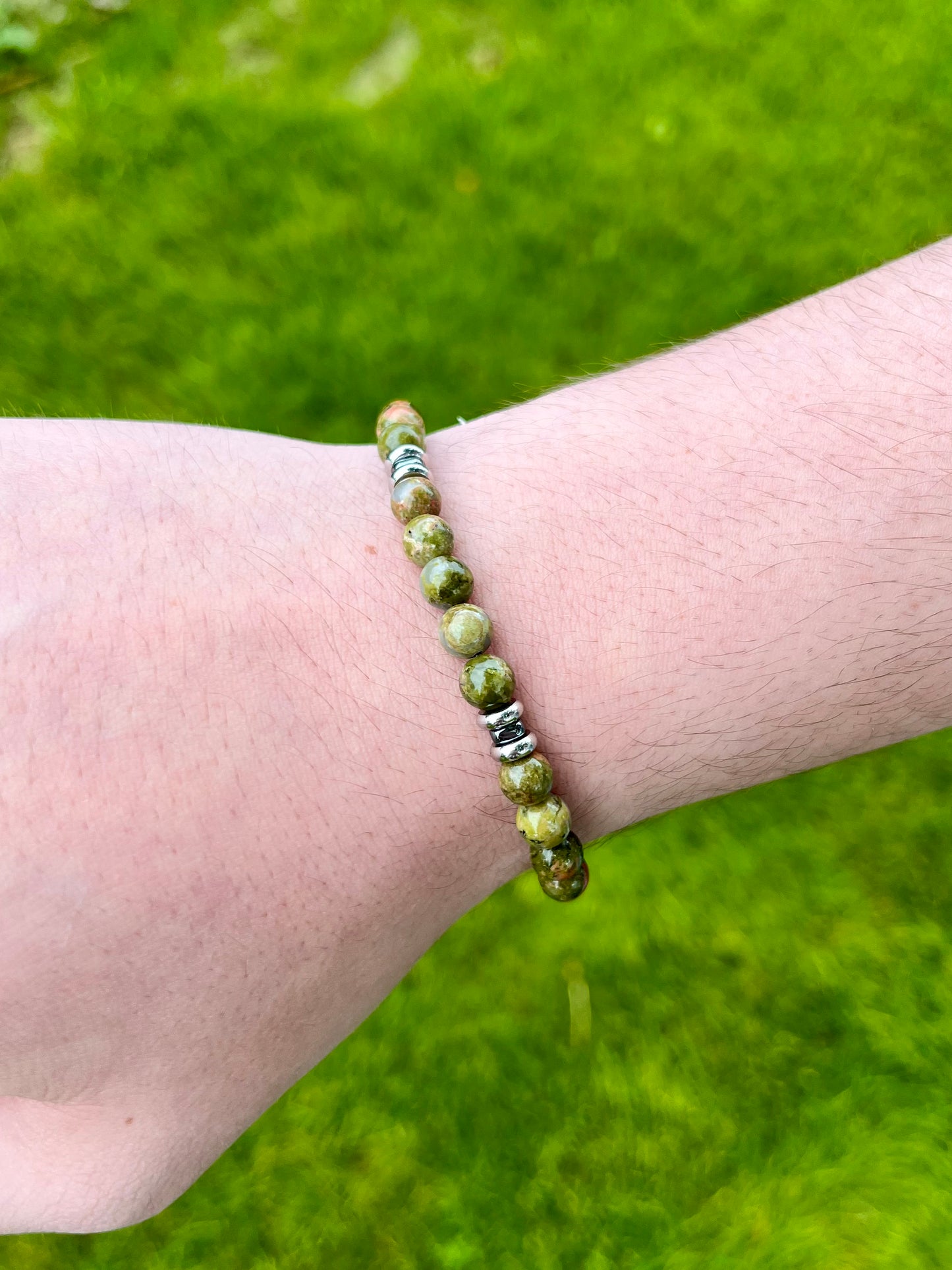 Bracelet CAMILLE, avec pierres d'Unakite et d'Hématite, porté.