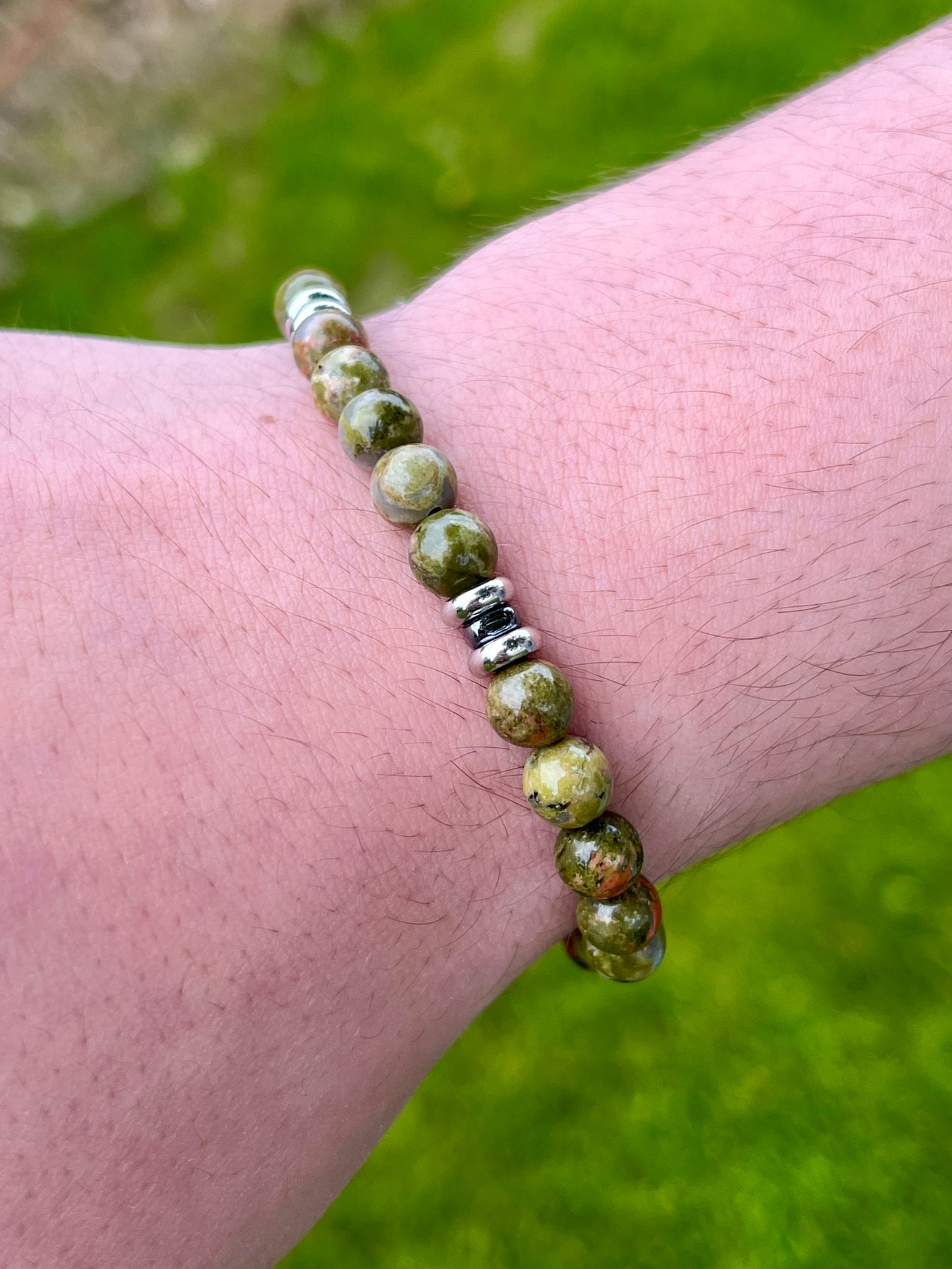 Bracelet CAMILLE, avec pierres d'Unakite et d'Hématite, porté.