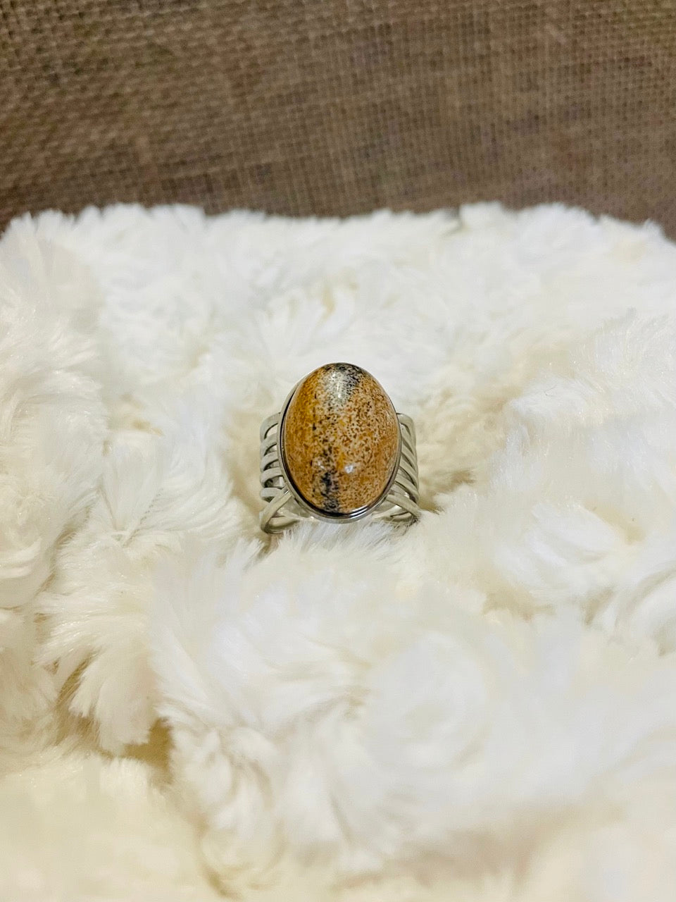 Bague DIANA, avec pierre de Jaspe Paysage, exposée sur un fond de fourrure.