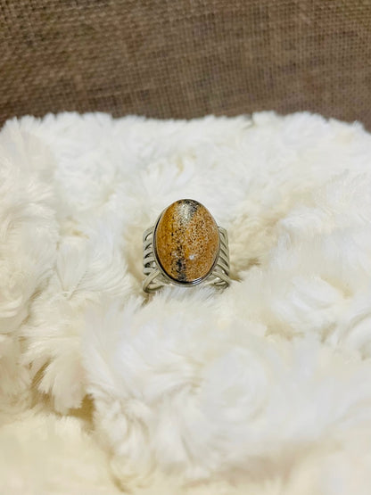 Bague DIANA, avec pierre de Jaspe Paysage, exposée sur un fond de fourrure.