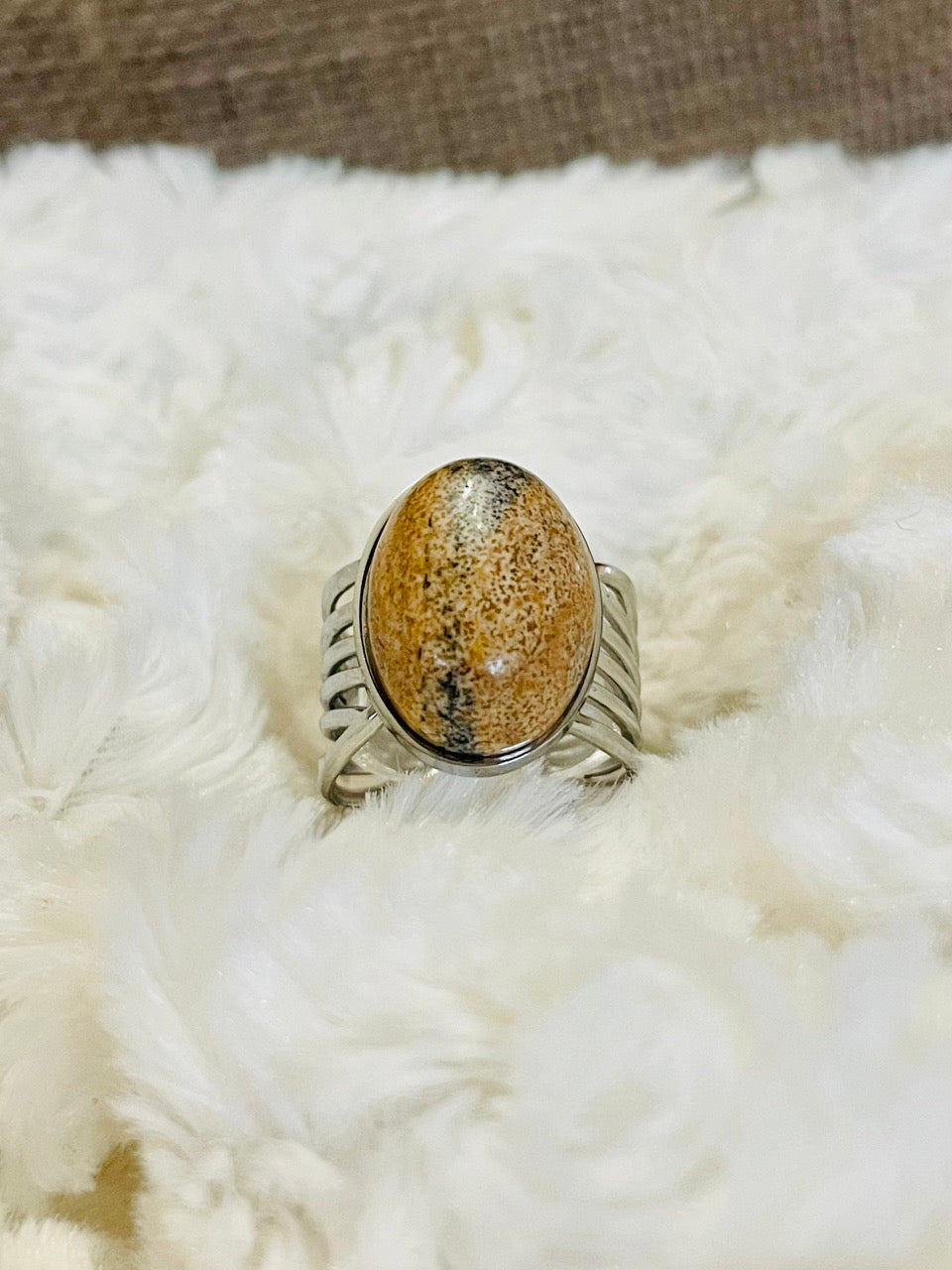 Bague DIANA, avec pierre de Jaspe Paysage, exposée sur un fond de fourrure.