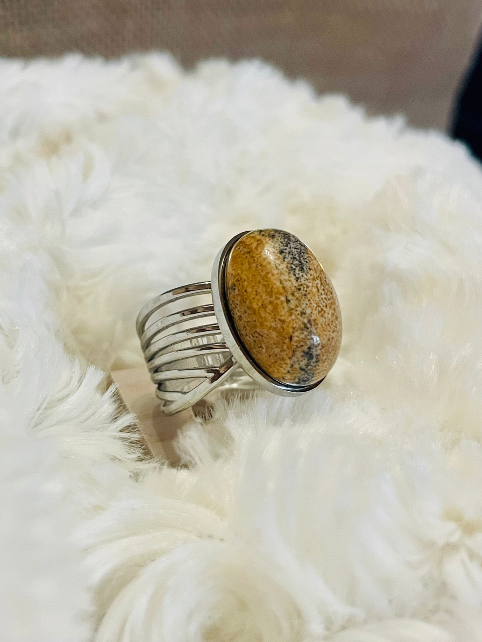 Bague DIANA, avec pierre de Jaspe Paysage, exposée sur un fond de fourrure.