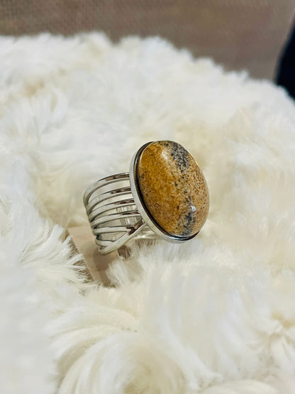 Bague DIANA, avec pierre de Jaspe Paysage, exposée sur un fond de fourrure.