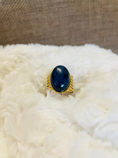 Bague DIANA, avec pierre de Sodalite, exposée sur un fond en fourrure.