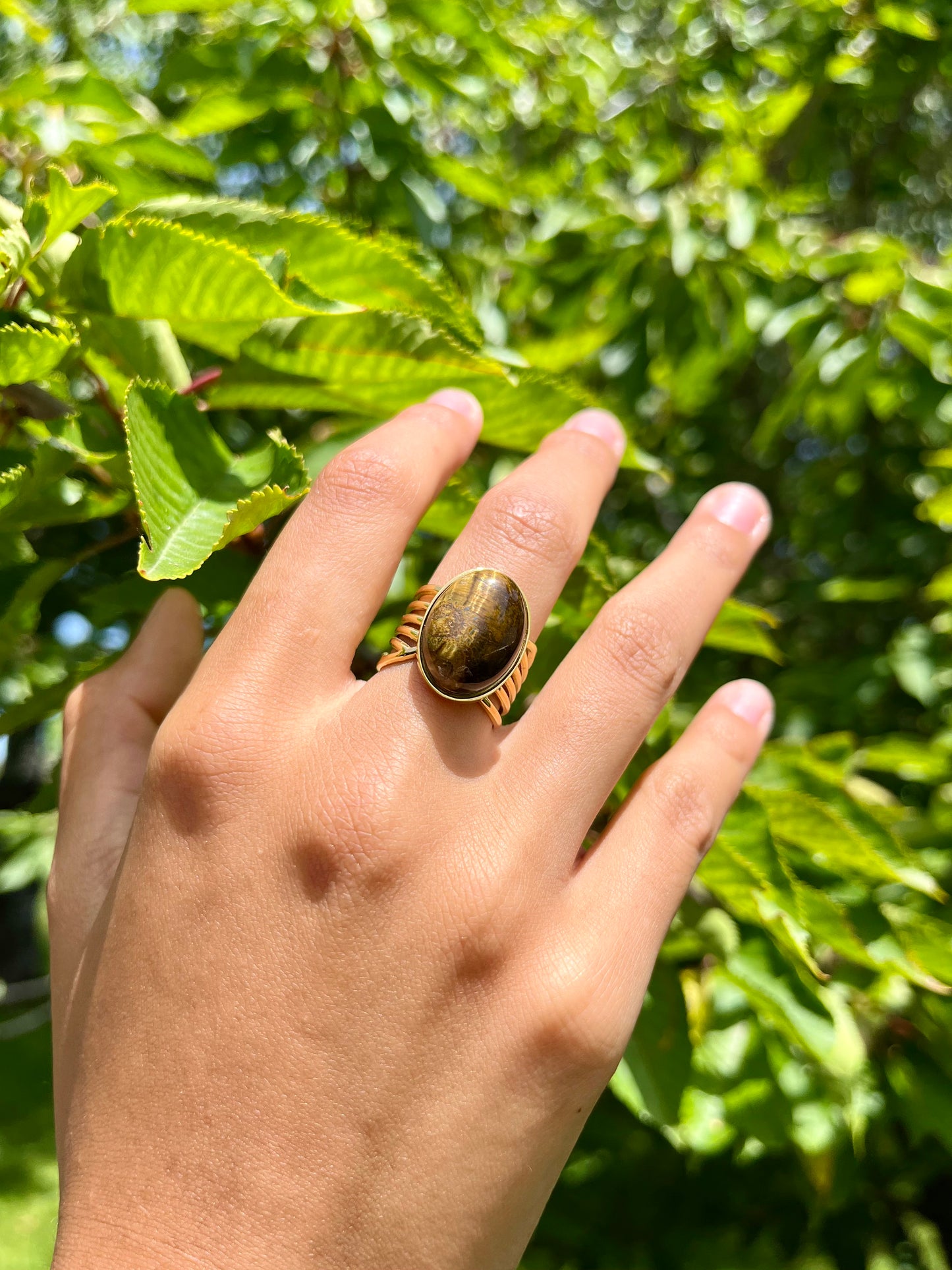 Bague DIANA, avec pierre d'Oeil de Tigre, portée.