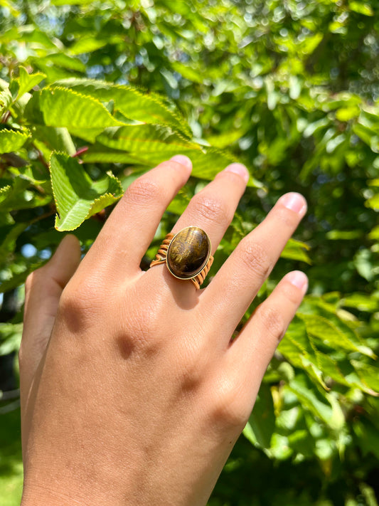 Bague DIANA, avec pierre d'Oeil de Tigre, portée.