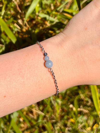 Bracelet EMMA, avec pierres d'Angélite et de Saphir, porté.